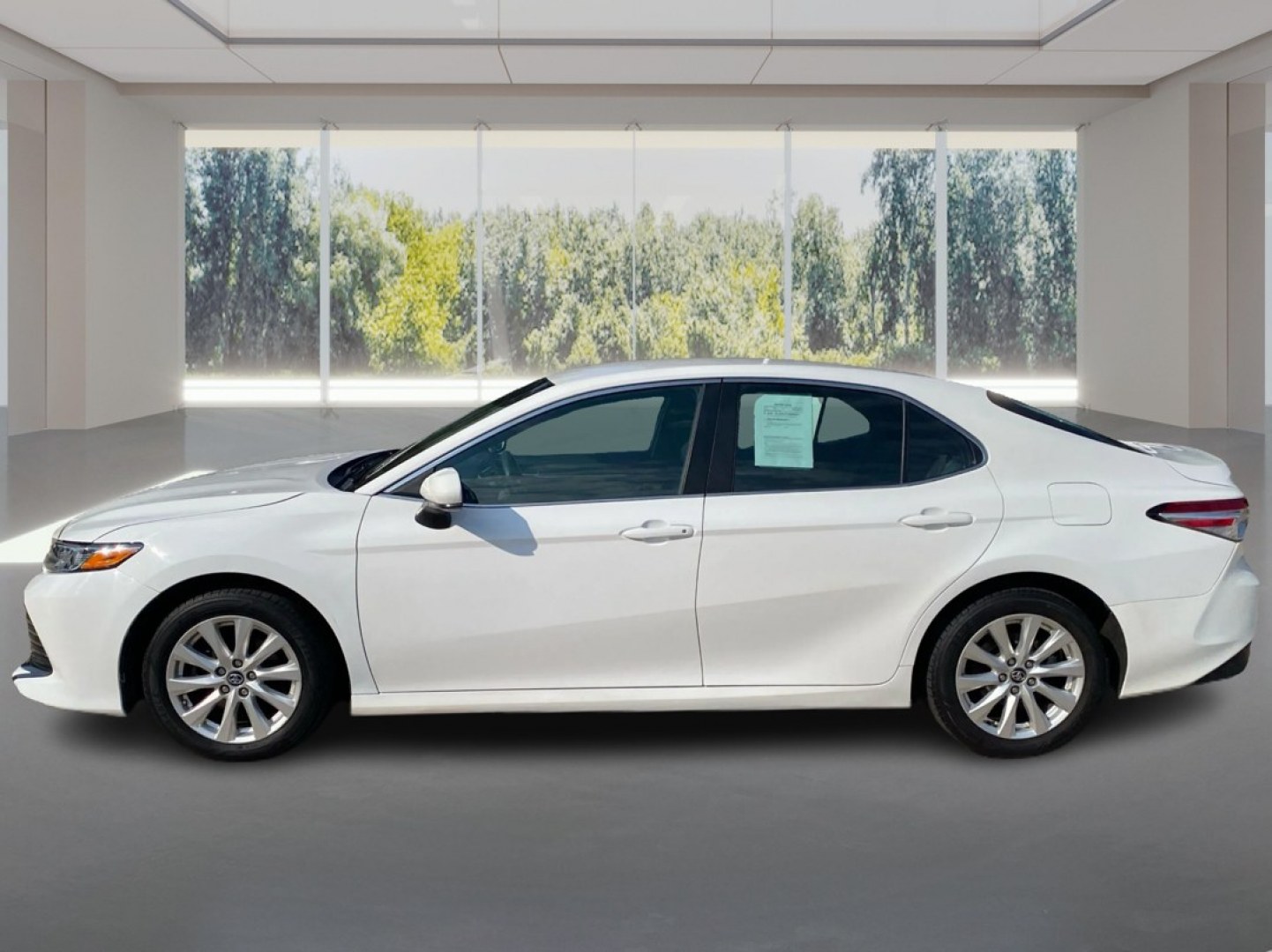 2018 WHITE TOYOTA CAMRY L (4T1B11HK8JU) with an 2.5L engine, Automatic transmission, located at 908 SE 14th Street, Des Moines, IA, 50317, (515) 281-0330, 41.580303, -93.597046- Photo#5