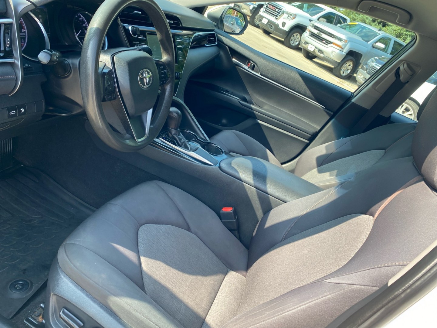 2018 WHITE TOYOTA CAMRY L (4T1B11HK8JU) with an 2.5L engine, Automatic transmission, located at 908 SE 14th Street, Des Moines, IA, 50317, (515) 281-0330, 41.580303, -93.597046- Photo#8