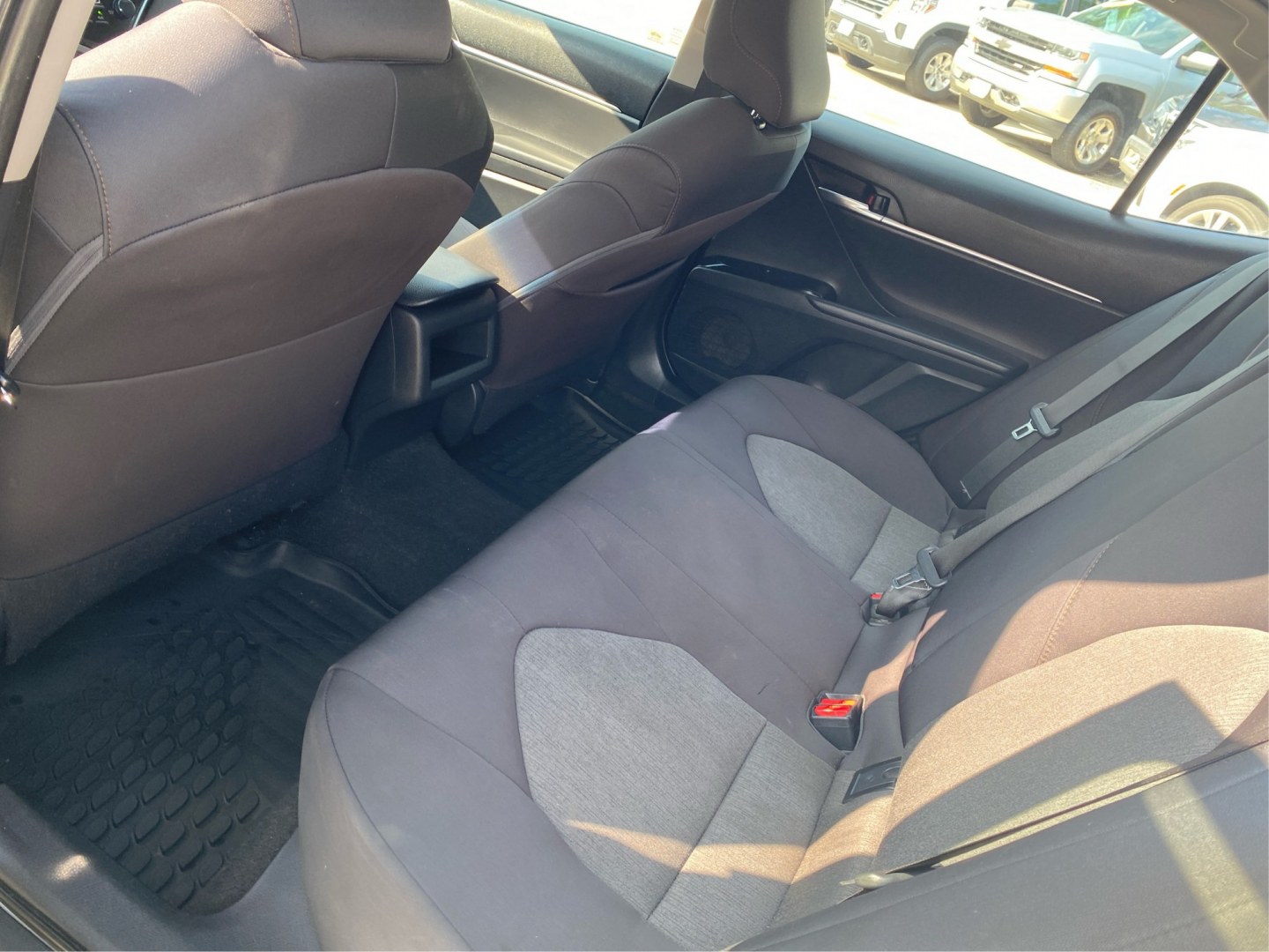 2018 WHITE TOYOTA CAMRY L (4T1B11HK8JU) with an 2.5L engine, Automatic transmission, located at 908 SE 14th Street, Des Moines, IA, 50317, (515) 281-0330, 41.580303, -93.597046- Photo#9