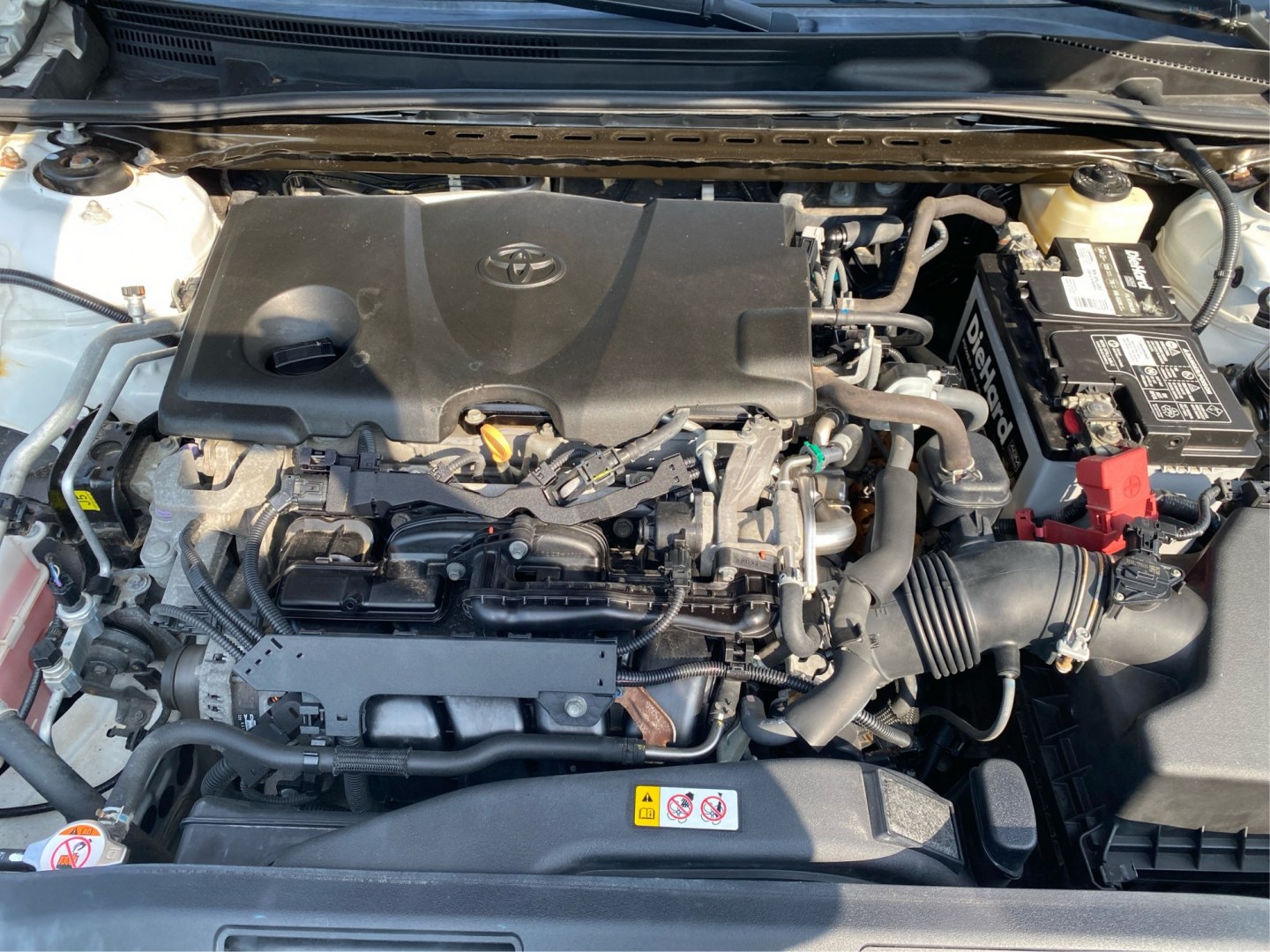 2018 WHITE TOYOTA CAMRY L (4T1B11HK8JU) with an 2.5L engine, Automatic transmission, located at 908 SE 14th Street, Des Moines, IA, 50317, (515) 281-0330, 41.580303, -93.597046- Photo#10