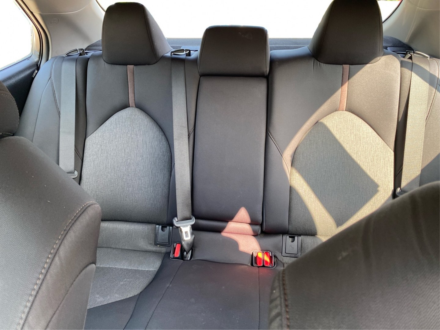 2018 WHITE TOYOTA CAMRY L (4T1B11HK8JU) with an 2.5L engine, Automatic transmission, located at 908 SE 14th Street, Des Moines, IA, 50317, (515) 281-0330, 41.580303, -93.597046- Photo#14