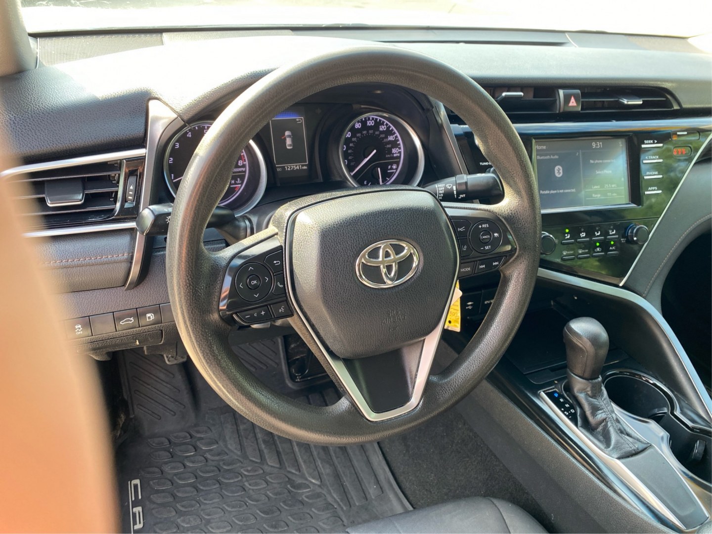 2018 WHITE TOYOTA CAMRY L (4T1B11HK8JU) with an 2.5L engine, Automatic transmission, located at 908 SE 14th Street, Des Moines, IA, 50317, (515) 281-0330, 41.580303, -93.597046- Photo#16