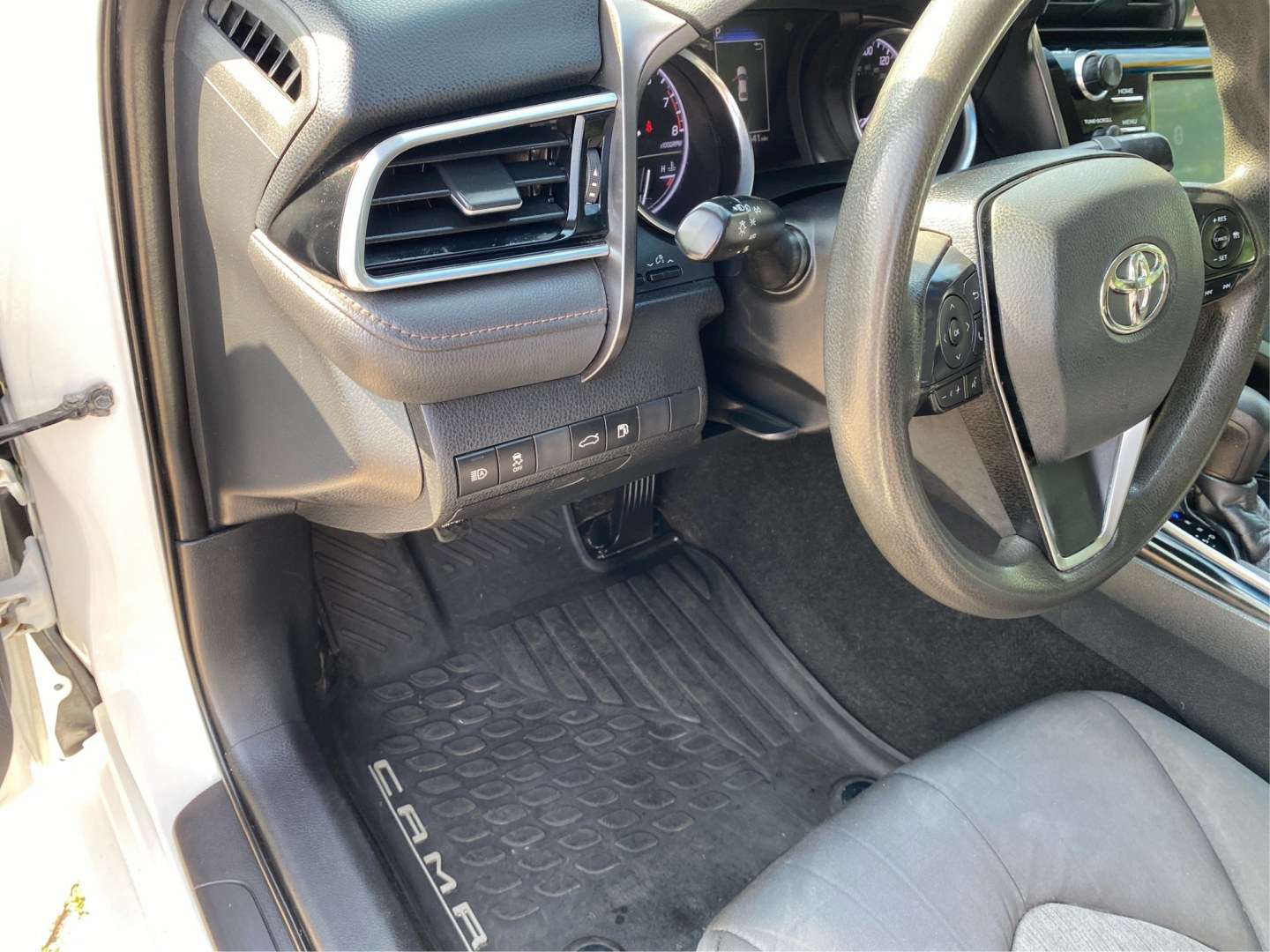 2018 WHITE TOYOTA CAMRY L (4T1B11HK8JU) with an 2.5L engine, Automatic transmission, located at 908 SE 14th Street, Des Moines, IA, 50317, (515) 281-0330, 41.580303, -93.597046- Photo#17