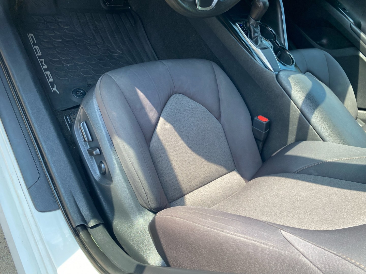2018 WHITE TOYOTA CAMRY L (4T1B11HK8JU) with an 2.5L engine, Automatic transmission, located at 908 SE 14th Street, Des Moines, IA, 50317, (515) 281-0330, 41.580303, -93.597046- Photo#18