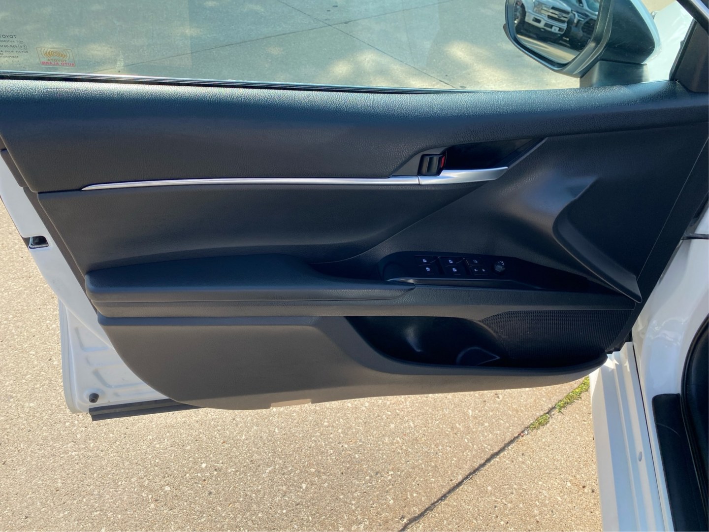 2018 WHITE TOYOTA CAMRY L (4T1B11HK8JU) with an 2.5L engine, Automatic transmission, located at 908 SE 14th Street, Des Moines, IA, 50317, (515) 281-0330, 41.580303, -93.597046- Photo#19