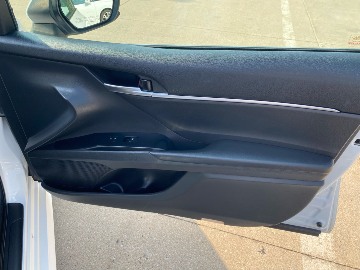 2018 WHITE TOYOTA CAMRY L (4T1B11HK8JU) with an 2.5L engine, Automatic transmission, located at 908 SE 14th Street, Des Moines, IA, 50317, (515) 281-0330, 41.580303, -93.597046- Photo#20
