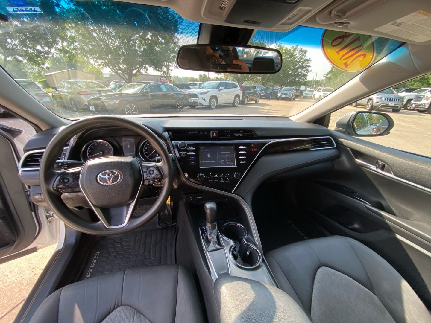 2018 WHITE TOYOTA CAMRY L (4T1B11HK8JU) with an 2.5L engine, Automatic transmission, located at 908 SE 14th Street, Des Moines, IA, 50317, (515) 281-0330, 41.580303, -93.597046- Photo#21