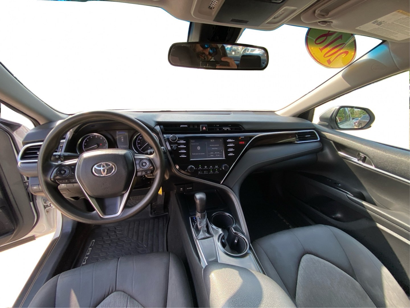 2018 WHITE TOYOTA CAMRY L (4T1B11HK8JU) with an 2.5L engine, Automatic transmission, located at 908 SE 14th Street, Des Moines, IA, 50317, (515) 281-0330, 41.580303, -93.597046- Photo#22
