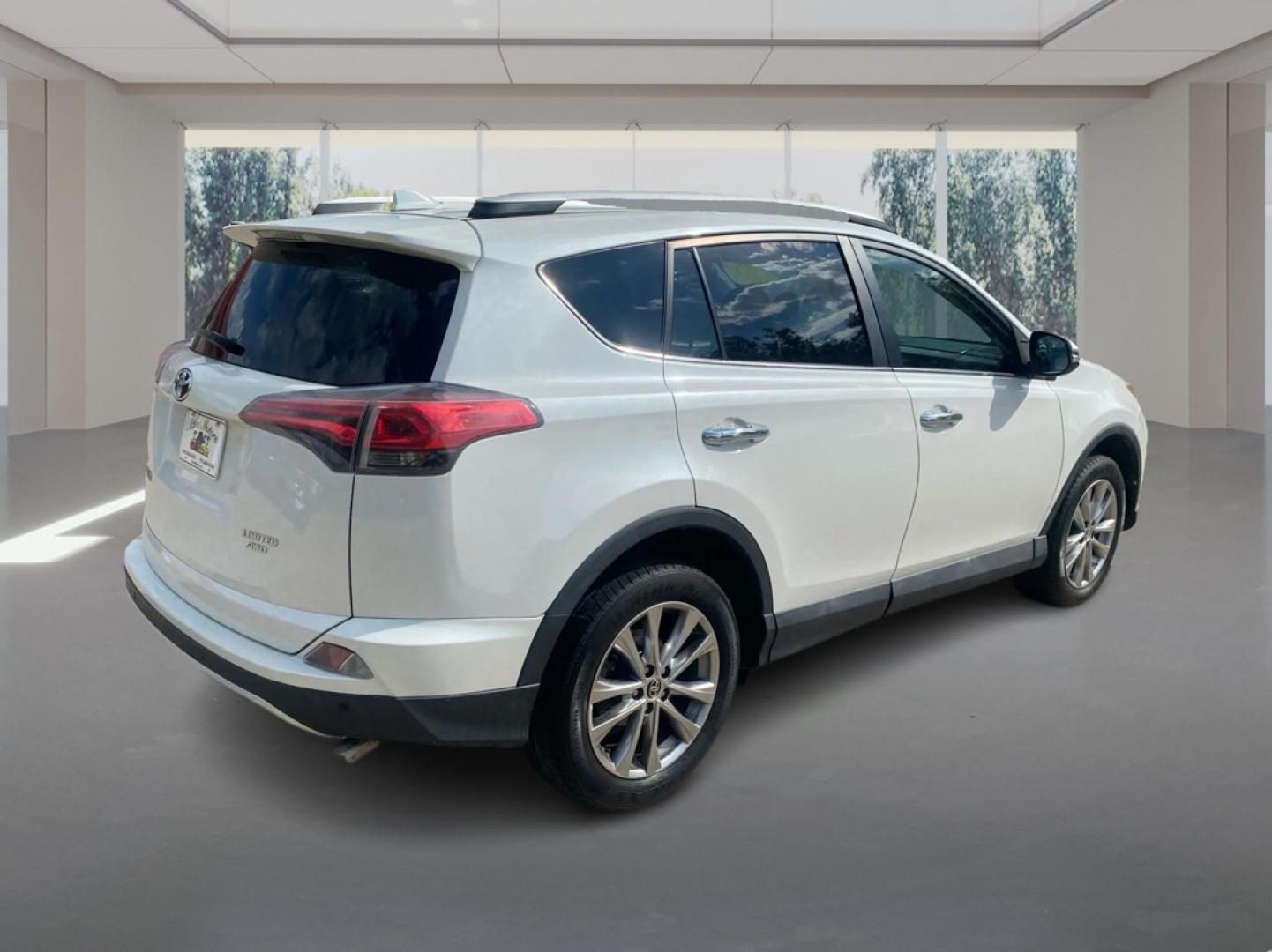 2016 WHITE TOYOTA RAV4 LIMITED (2T3DFREV9GW) with an 2.5L engine, Automatic transmission, located at 908 SE 14th Street, Des Moines, IA, 50317, (515) 281-0330, 41.580303, -93.597046- Photo#2