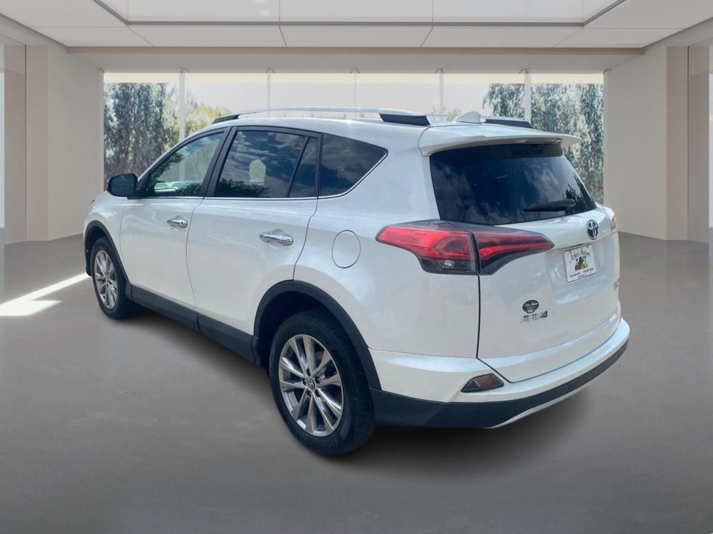 2016 WHITE TOYOTA RAV4 LIMITED (2T3DFREV9GW) with an 2.5L engine, Automatic transmission, located at 908 SE 14th Street, Des Moines, IA, 50317, (515) 281-0330, 41.580303, -93.597046- Photo#4