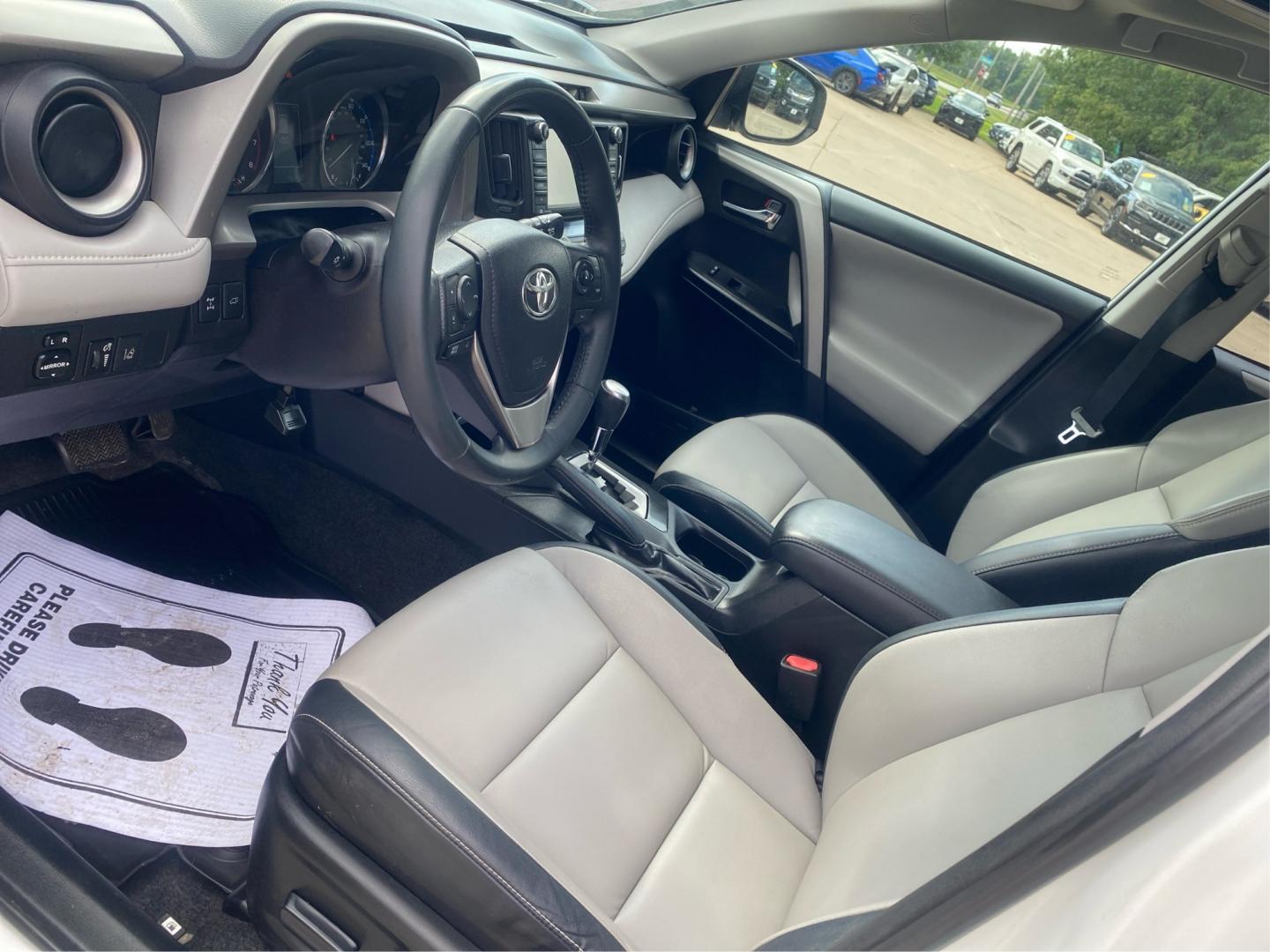 2016 WHITE TOYOTA RAV4 LIMITED (2T3DFREV9GW) with an 2.5L engine, Automatic transmission, located at 908 SE 14th Street, Des Moines, IA, 50317, (515) 281-0330, 41.580303, -93.597046- Photo#8