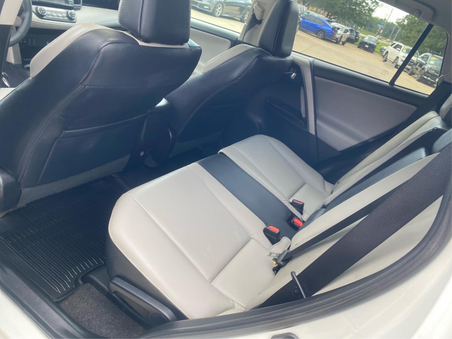 2016 WHITE TOYOTA RAV4 LIMITED (2T3DFREV9GW) with an 2.5L engine, Automatic transmission, located at 908 SE 14th Street, Des Moines, IA, 50317, (515) 281-0330, 41.580303, -93.597046- Photo#9