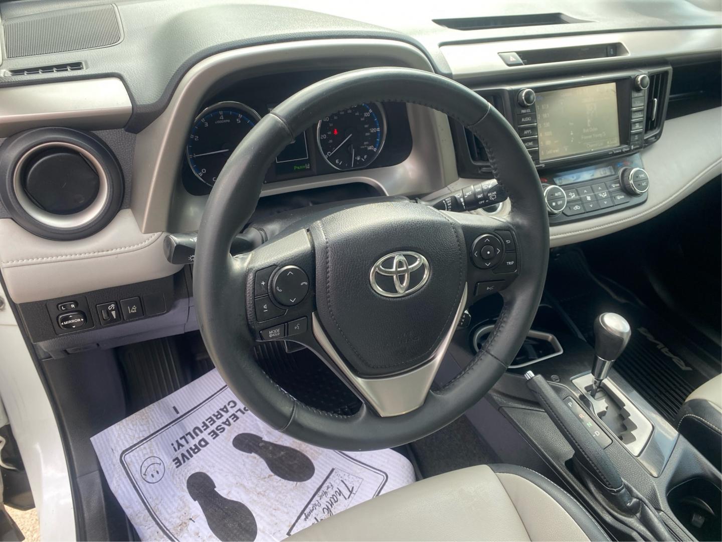 2016 WHITE TOYOTA RAV4 LIMITED (2T3DFREV9GW) with an 2.5L engine, Automatic transmission, located at 908 SE 14th Street, Des Moines, IA, 50317, (515) 281-0330, 41.580303, -93.597046- Photo#16