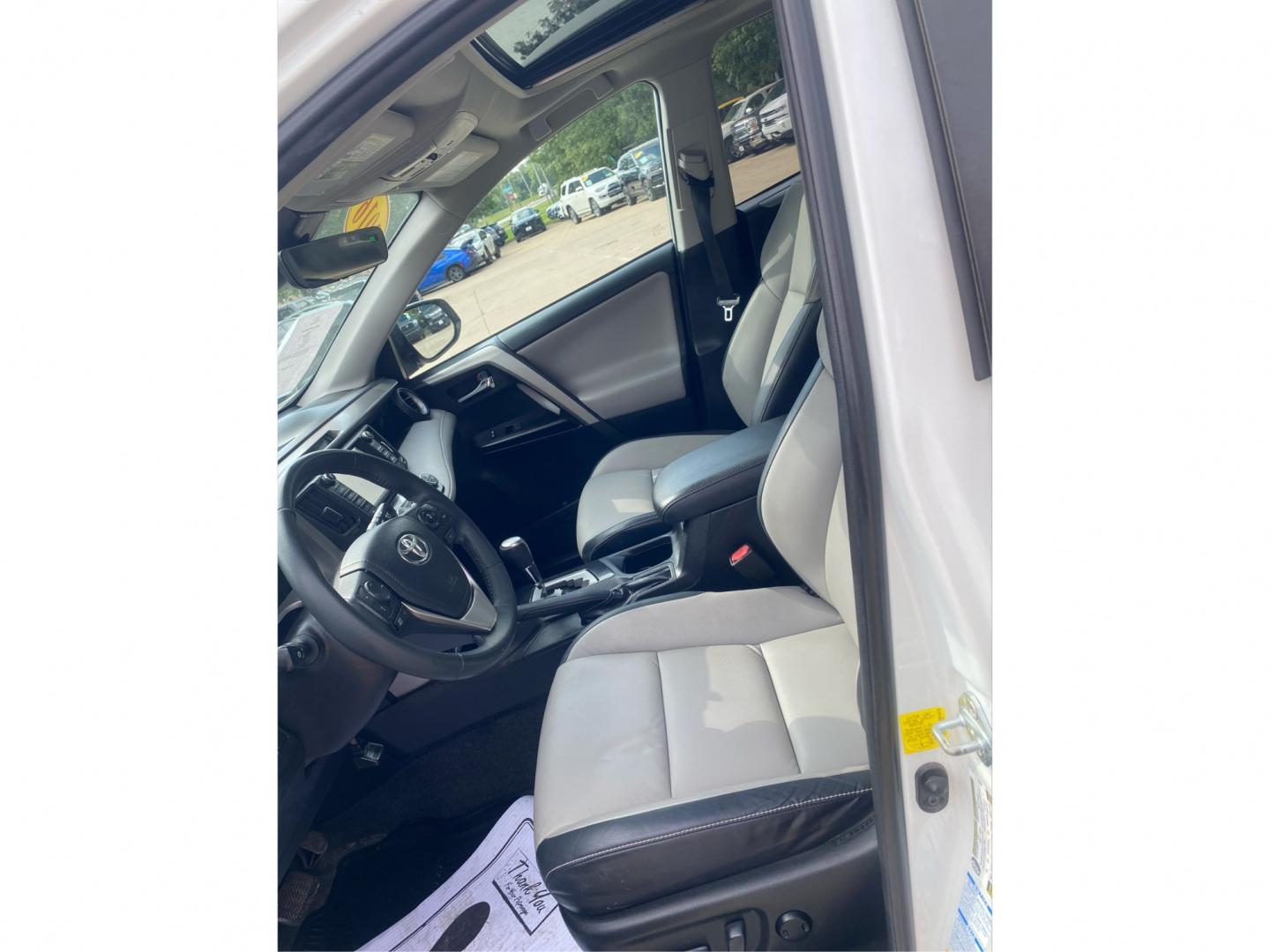 2016 WHITE TOYOTA RAV4 LIMITED (2T3DFREV9GW) with an 2.5L engine, Automatic transmission, located at 908 SE 14th Street, Des Moines, IA, 50317, (515) 281-0330, 41.580303, -93.597046- Photo#18