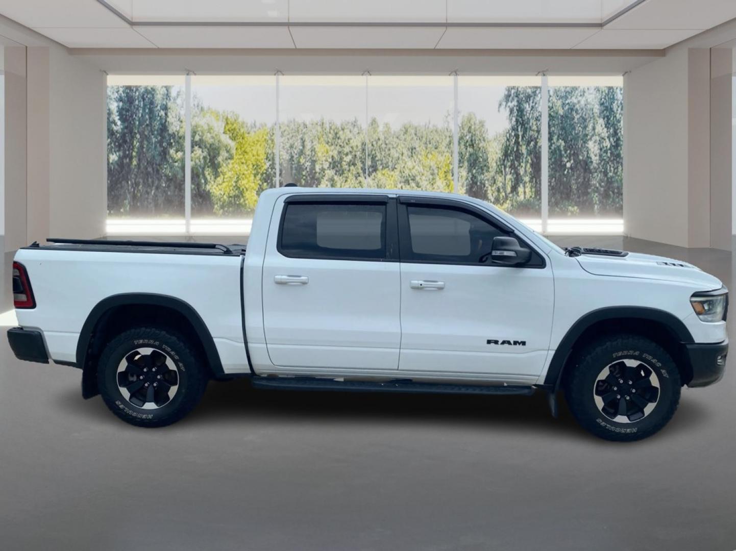 2022 WHITE RAM 1500 REBEL (1C6SRFLT1NN) with an 5.7L engine, Automatic transmission, located at 908 SE 14th Street, Des Moines, IA, 50317, (515) 281-0330, 41.580303, -93.597046- Photo#1