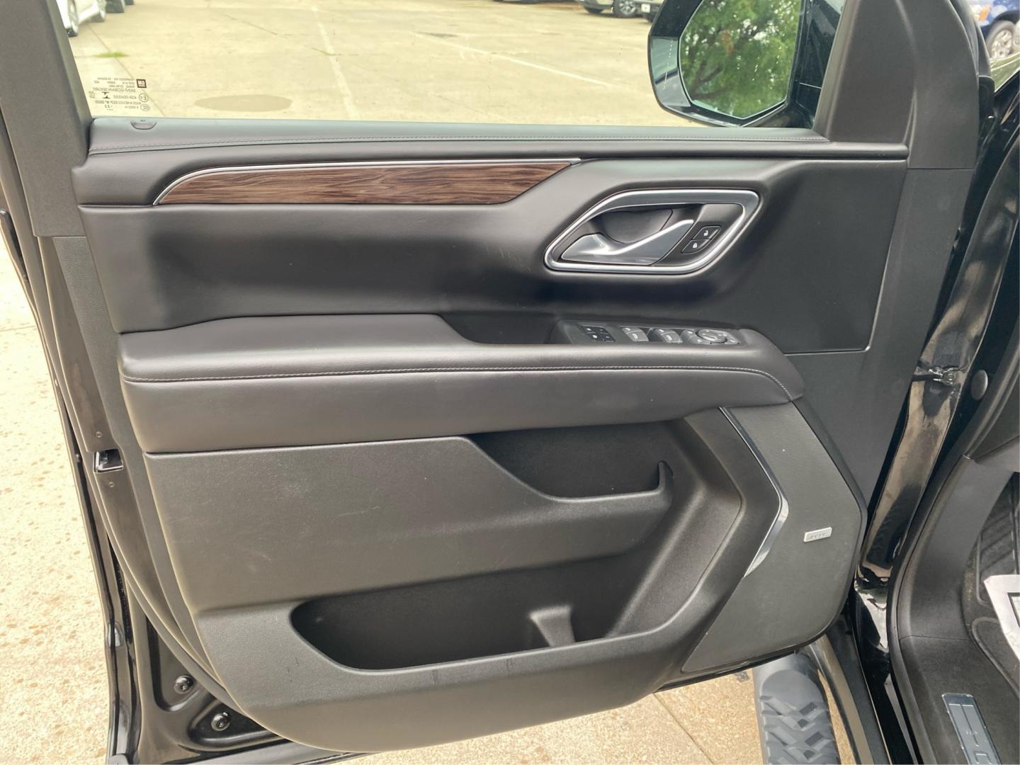 2022 BLACK CHEVROLET TAHOE 1500 Z71 (1GNSKPKD1NR) with an 5.3L engine, Automatic transmission, located at 908 SE 14th Street, Des Moines, IA, 50317, (515) 281-0330, 41.580303, -93.597046- Photo#19