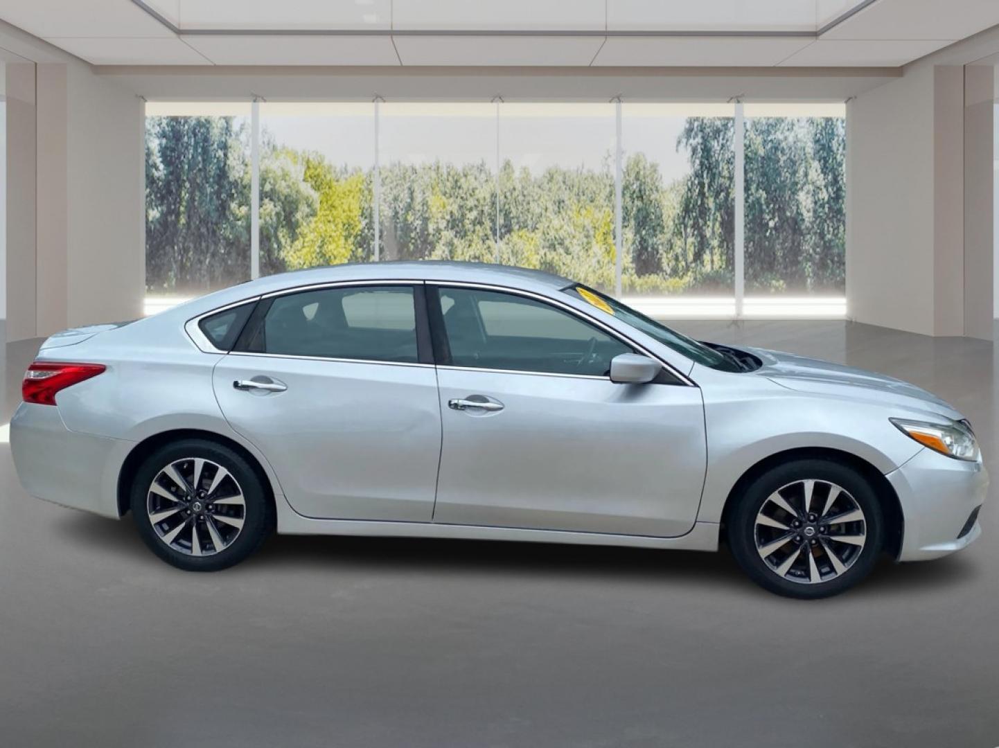 2017 SILVER NISSAN ALTIMA 2.5 (1N4AL3APXHC) with an 2.5L engine, Continuously Variable transmission, located at 908 SE 14th Street, Des Moines, IA, 50317, (515) 281-0330, 41.580303, -93.597046- Photo#1