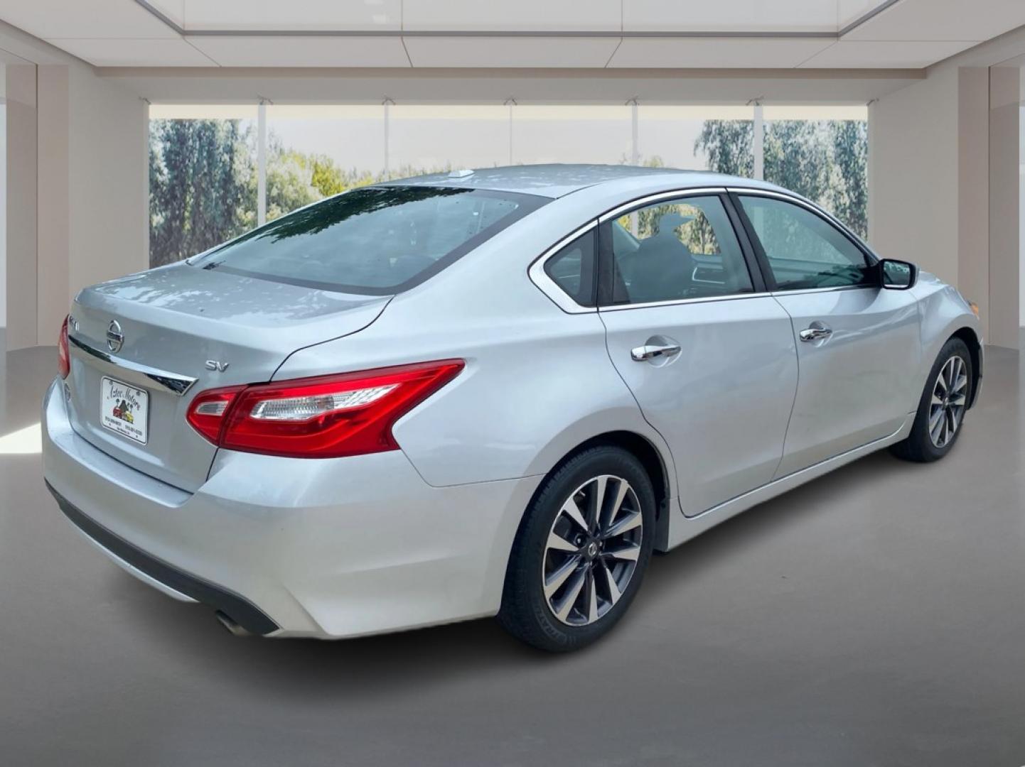 2017 SILVER NISSAN ALTIMA 2.5 (1N4AL3APXHC) with an 2.5L engine, Continuously Variable transmission, located at 908 SE 14th Street, Des Moines, IA, 50317, (515) 281-0330, 41.580303, -93.597046- Photo#2
