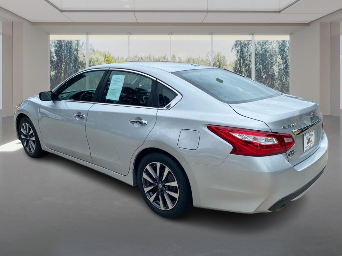 2017 SILVER NISSAN ALTIMA 2.5 (1N4AL3APXHC) with an 2.5L engine, Continuously Variable transmission, located at 908 SE 14th Street, Des Moines, IA, 50317, (515) 281-0330, 41.580303, -93.597046- Photo#4