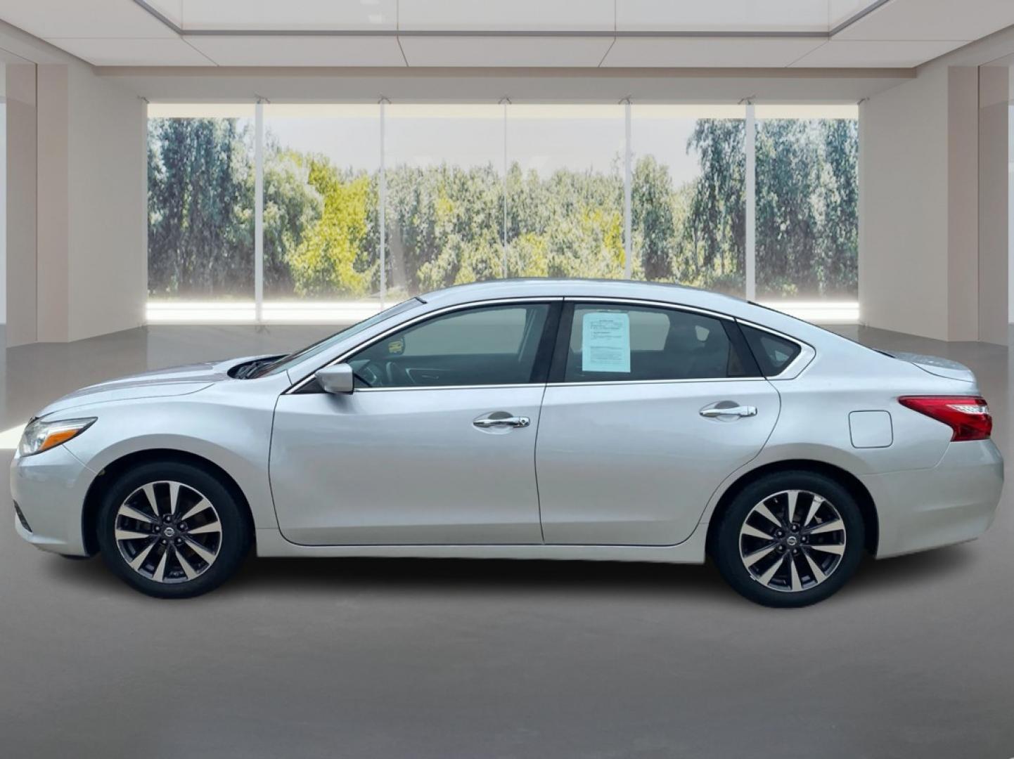 2017 SILVER NISSAN ALTIMA 2.5 (1N4AL3APXHC) with an 2.5L engine, Continuously Variable transmission, located at 908 SE 14th Street, Des Moines, IA, 50317, (515) 281-0330, 41.580303, -93.597046- Photo#5
