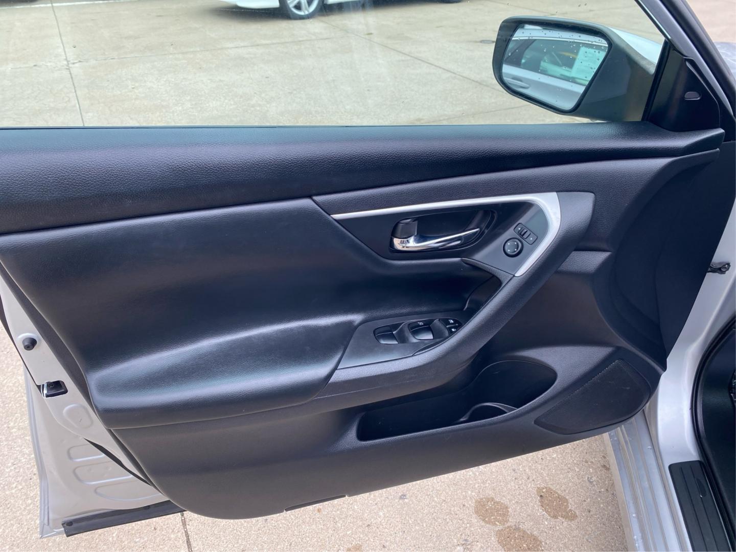 2017 SILVER NISSAN ALTIMA 2.5 (1N4AL3APXHC) with an 2.5L engine, Continuously Variable transmission, located at 908 SE 14th Street, Des Moines, IA, 50317, (515) 281-0330, 41.580303, -93.597046- Photo#19
