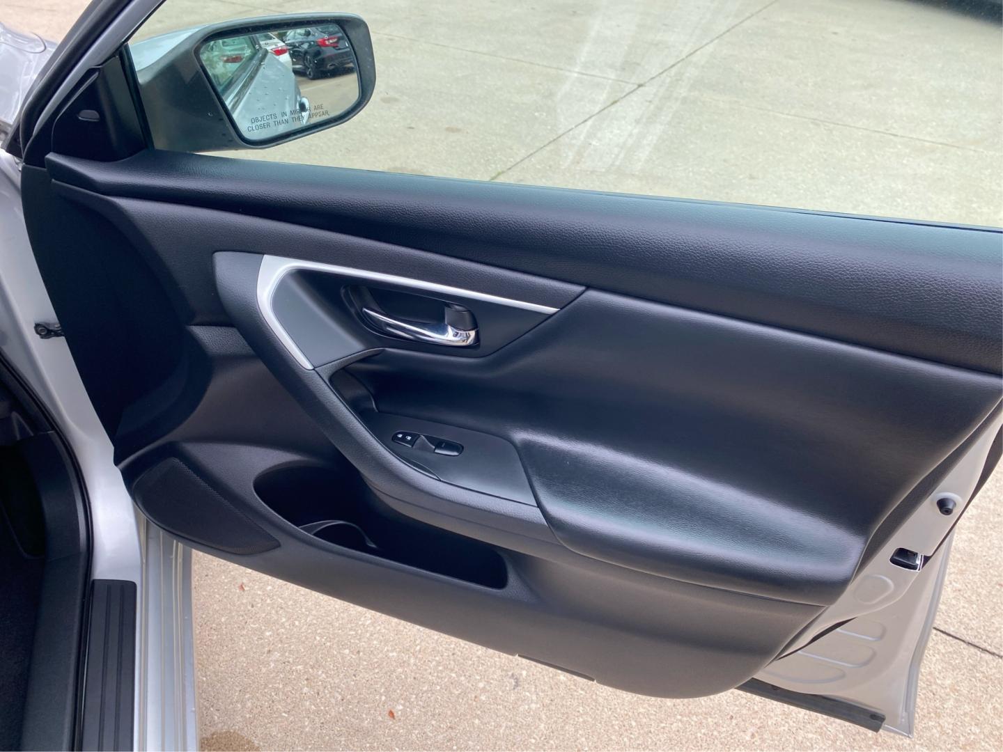 2017 SILVER NISSAN ALTIMA 2.5 (1N4AL3APXHC) with an 2.5L engine, Continuously Variable transmission, located at 908 SE 14th Street, Des Moines, IA, 50317, (515) 281-0330, 41.580303, -93.597046- Photo#20