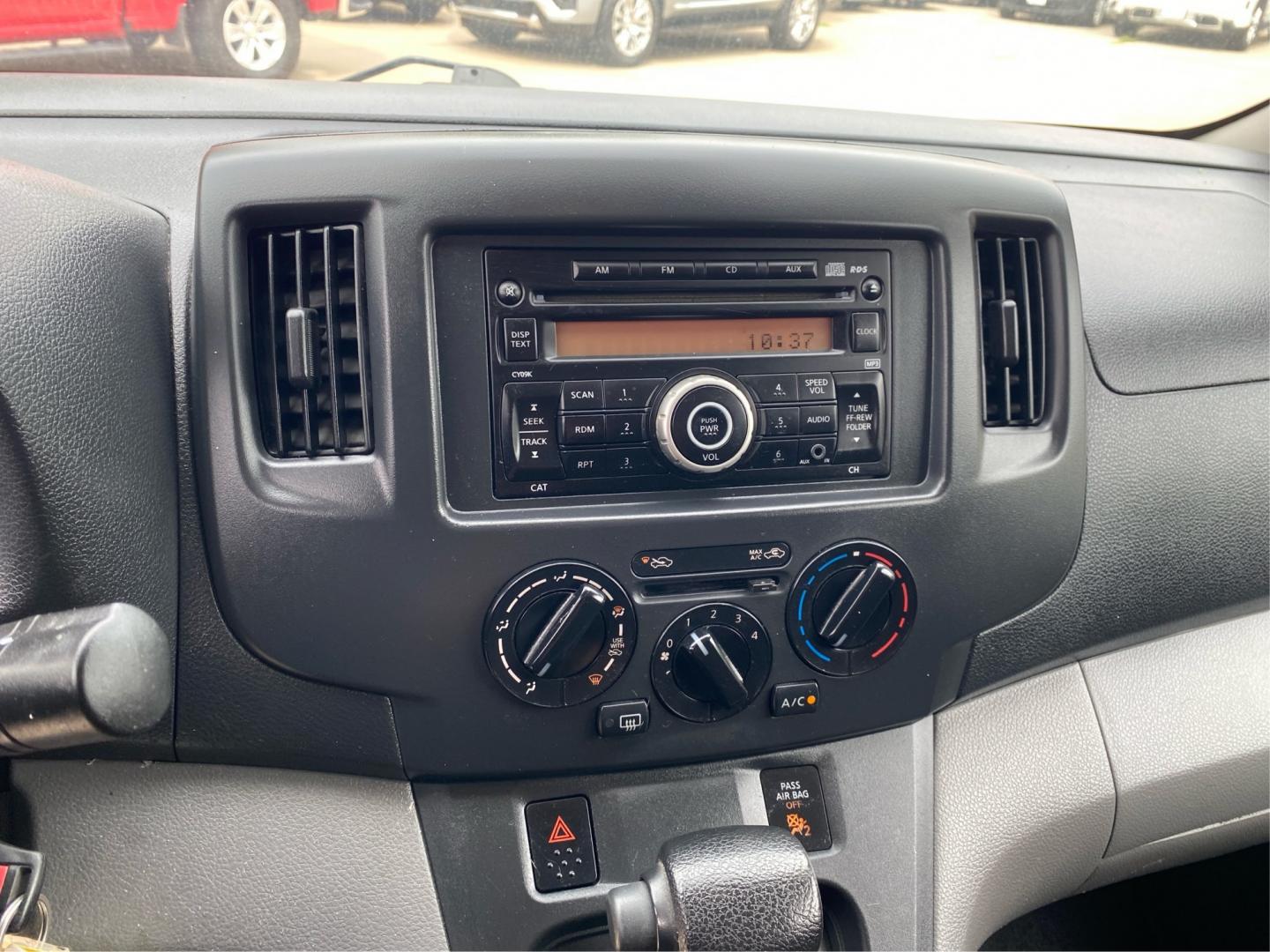 2015 WHITE CHEVROLET CITY EXPRESS LT (3N63M0ZN4FK) with an 2.0L engine, Automatic transmission, located at 908 SE 14th Street, Des Moines, IA, 50317, (515) 281-0330, 41.580303, -93.597046- Photo#11