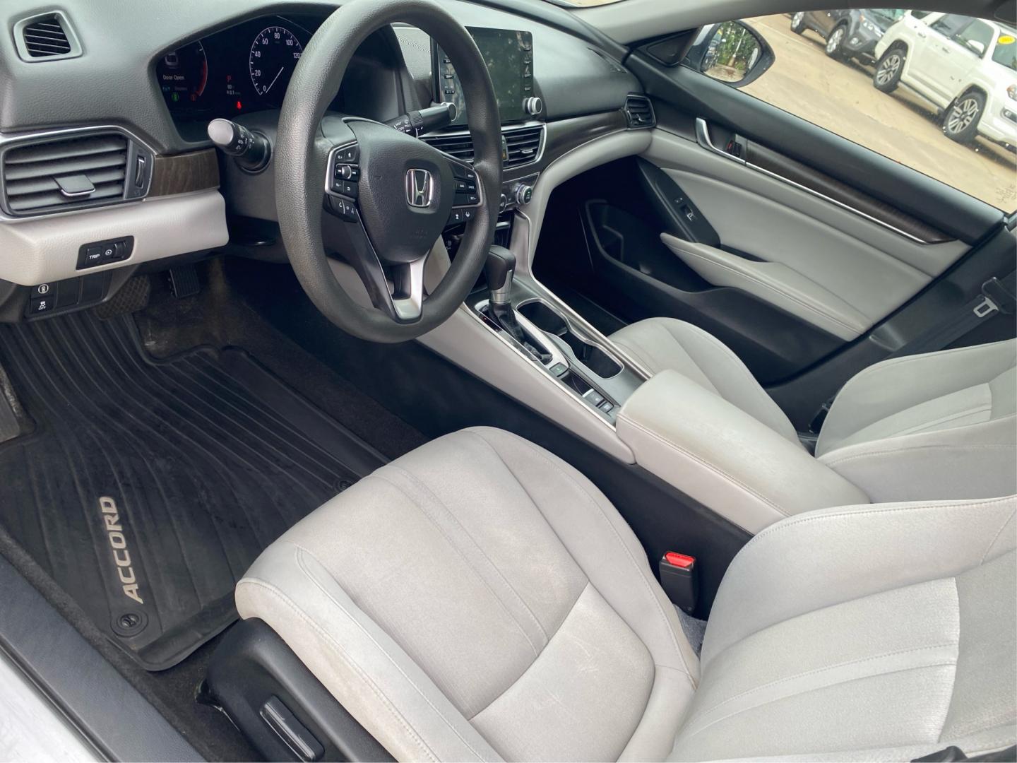2018 SILVER HONDA ACCORD EX (1HGCV1F47JA) with an 1.5L engine, Continuously Variable transmission, located at 908 SE 14th Street, Des Moines, IA, 50317, (515) 281-0330, 41.580303, -93.597046- Photo#8
