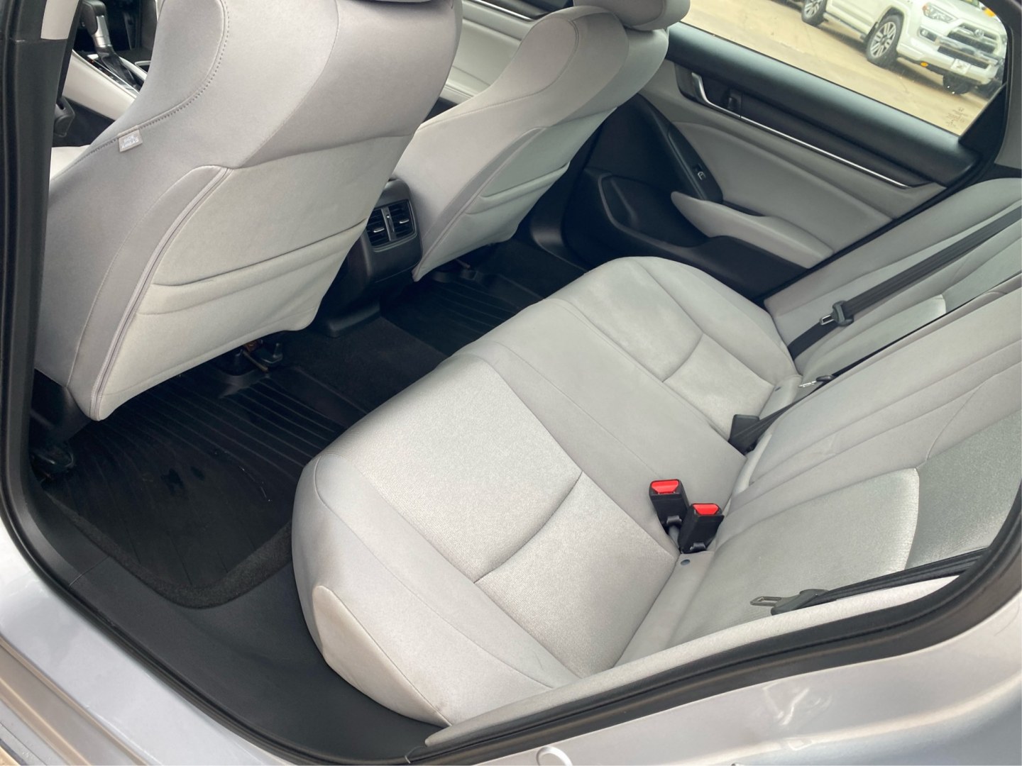 2018 SILVER HONDA ACCORD EX (1HGCV1F47JA) with an 1.5L engine, Continuously Variable transmission, located at 908 SE 14th Street, Des Moines, IA, 50317, (515) 281-0330, 41.580303, -93.597046- Photo#9