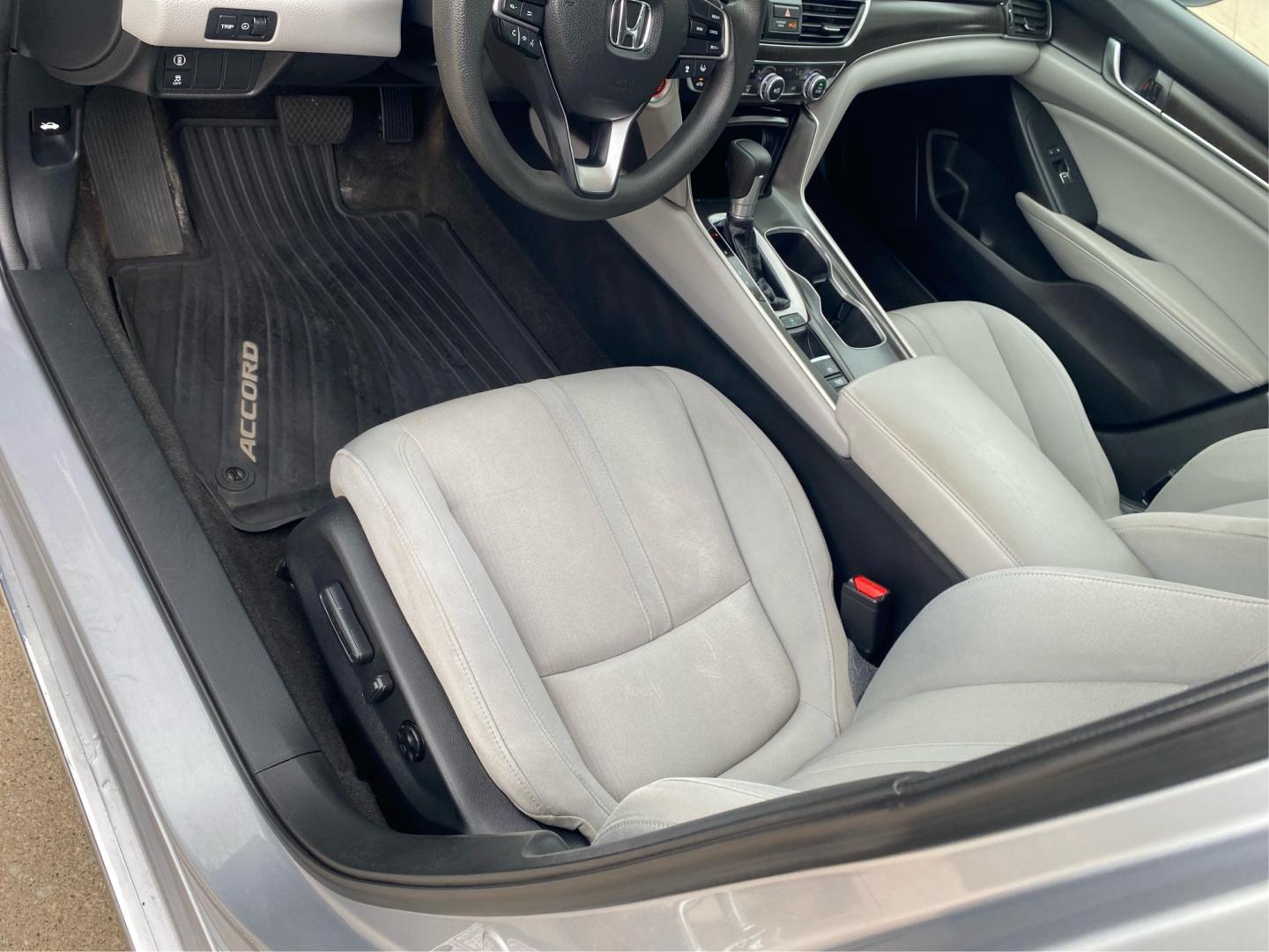 2018 SILVER HONDA ACCORD EX (1HGCV1F47JA) with an 1.5L engine, Continuously Variable transmission, located at 908 SE 14th Street, Des Moines, IA, 50317, (515) 281-0330, 41.580303, -93.597046- Photo#18