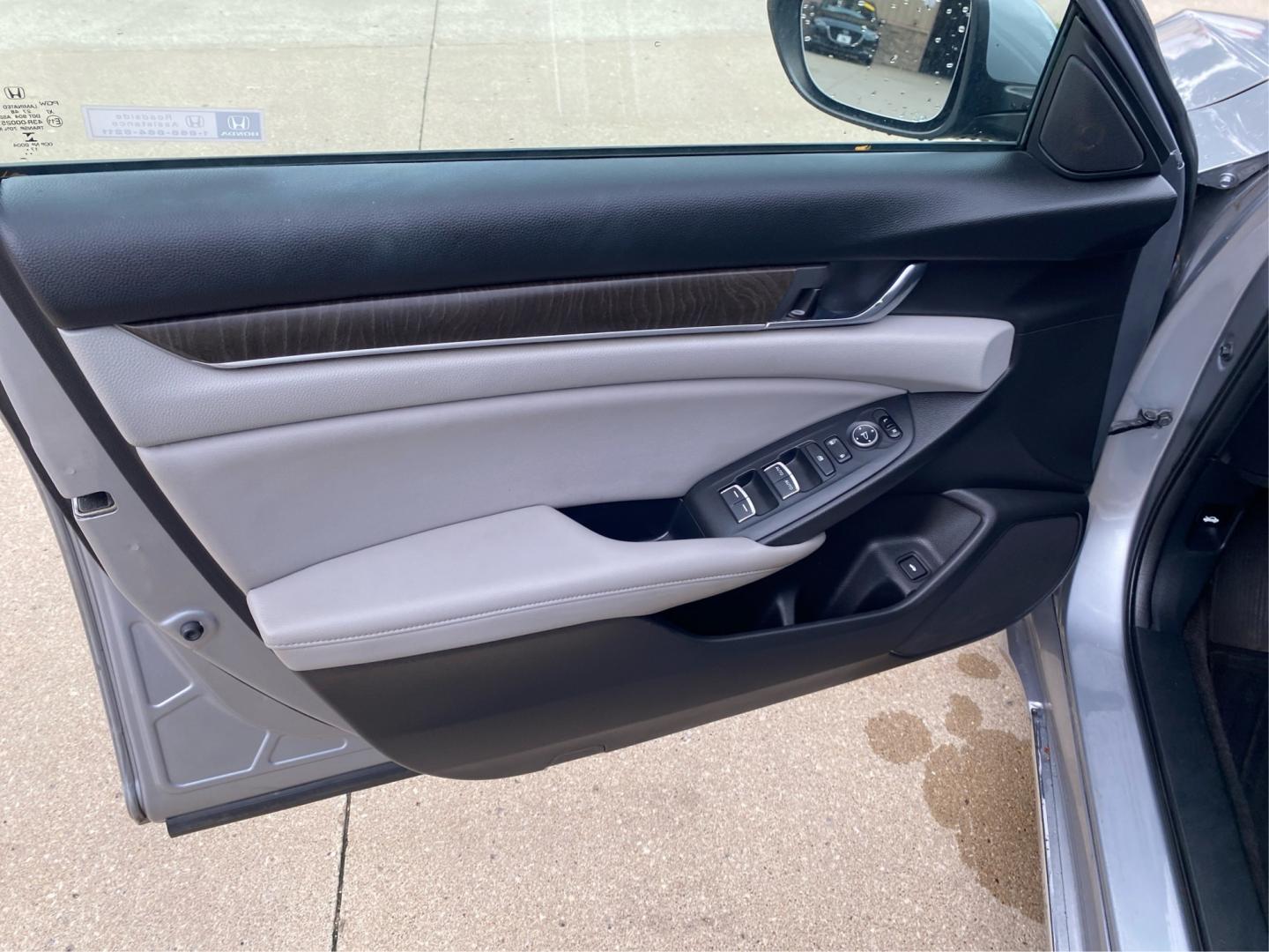 2018 SILVER HONDA ACCORD EX (1HGCV1F47JA) with an 1.5L engine, Continuously Variable transmission, located at 908 SE 14th Street, Des Moines, IA, 50317, (515) 281-0330, 41.580303, -93.597046- Photo#19