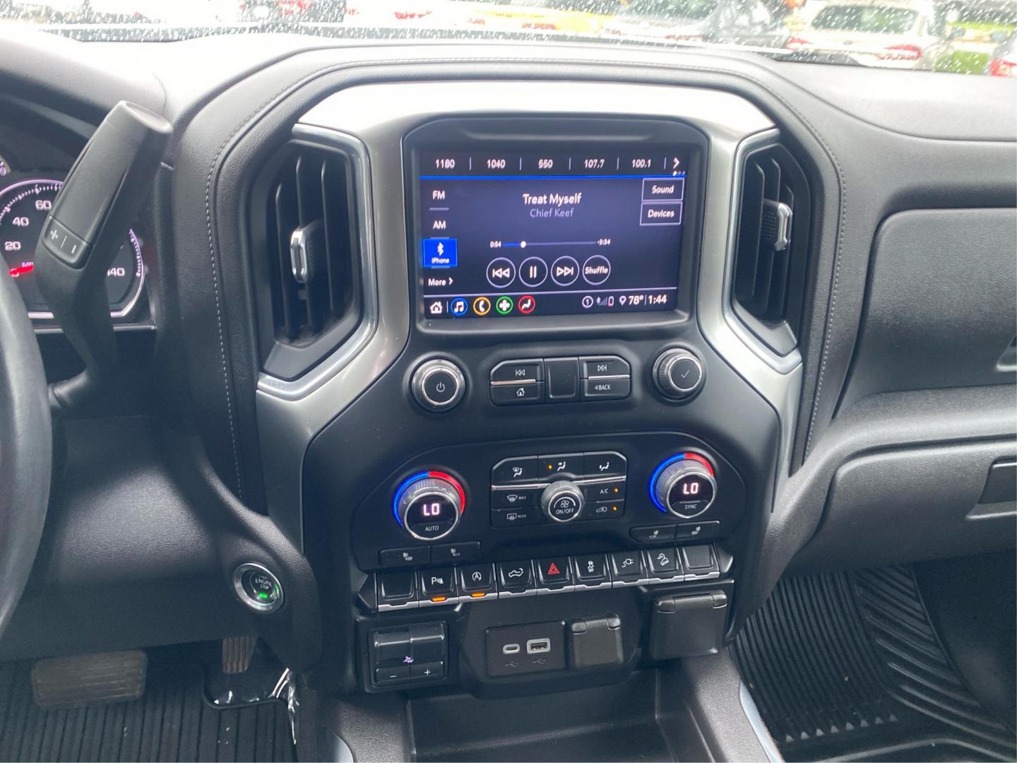 2020 WHITE CHEVROLET SILVERADO 1500 RST (3GCUYEED1LG) with an 5.3L engine, Automatic transmission, located at 908 SE 14th Street, Des Moines, IA, 50317, (515) 281-0330, 41.580303, -93.597046- Photo#12