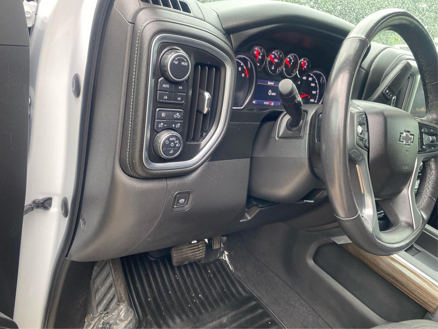 2020 WHITE CHEVROLET SILVERADO 1500 RST (3GCUYEED1LG) with an 5.3L engine, Automatic transmission, located at 908 SE 14th Street, Des Moines, IA, 50317, (515) 281-0330, 41.580303, -93.597046- Photo#16