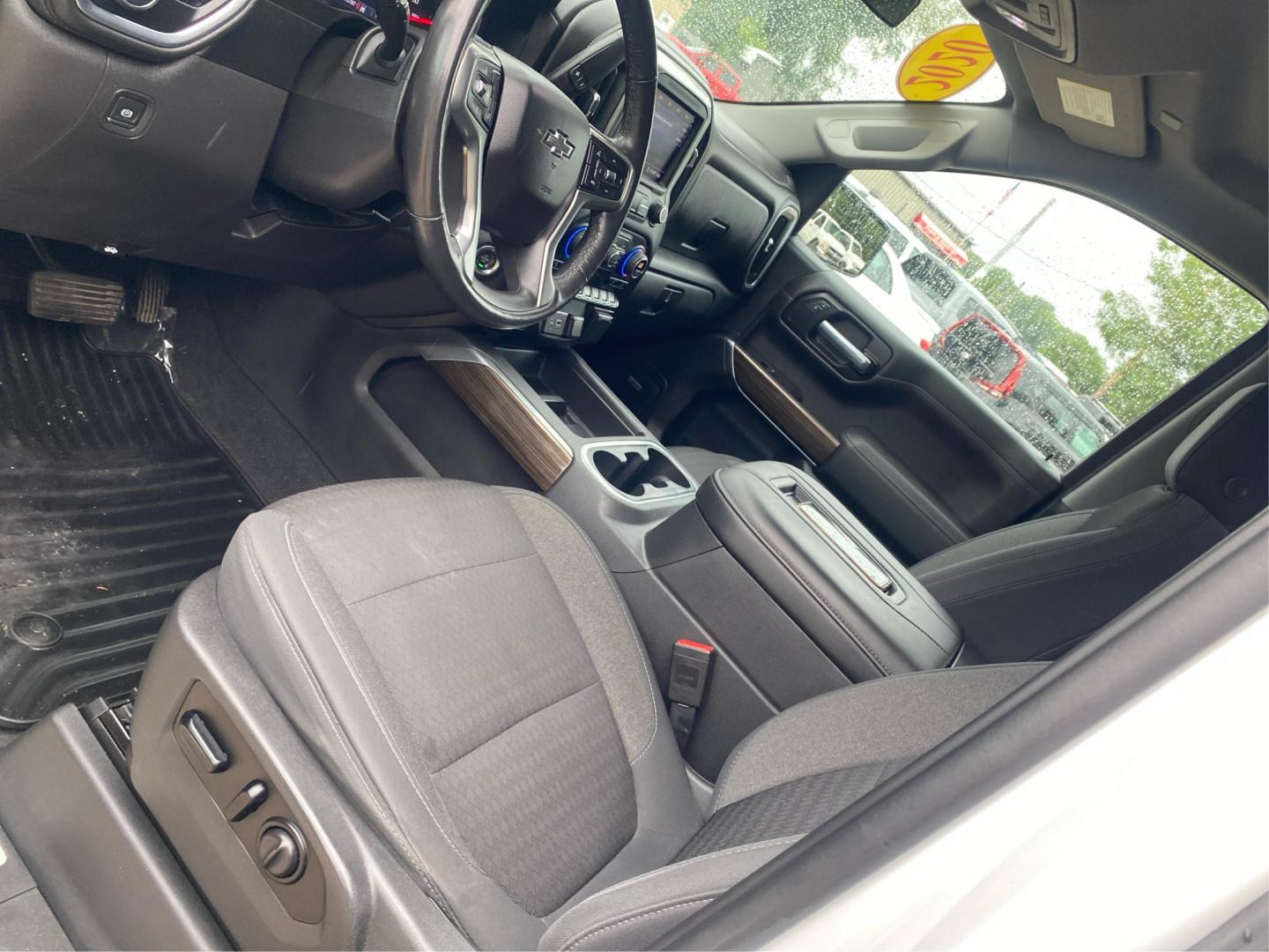 2020 WHITE CHEVROLET SILVERADO 1500 RST (3GCUYEED1LG) with an 5.3L engine, Automatic transmission, located at 908 SE 14th Street, Des Moines, IA, 50317, (515) 281-0330, 41.580303, -93.597046- Photo#17