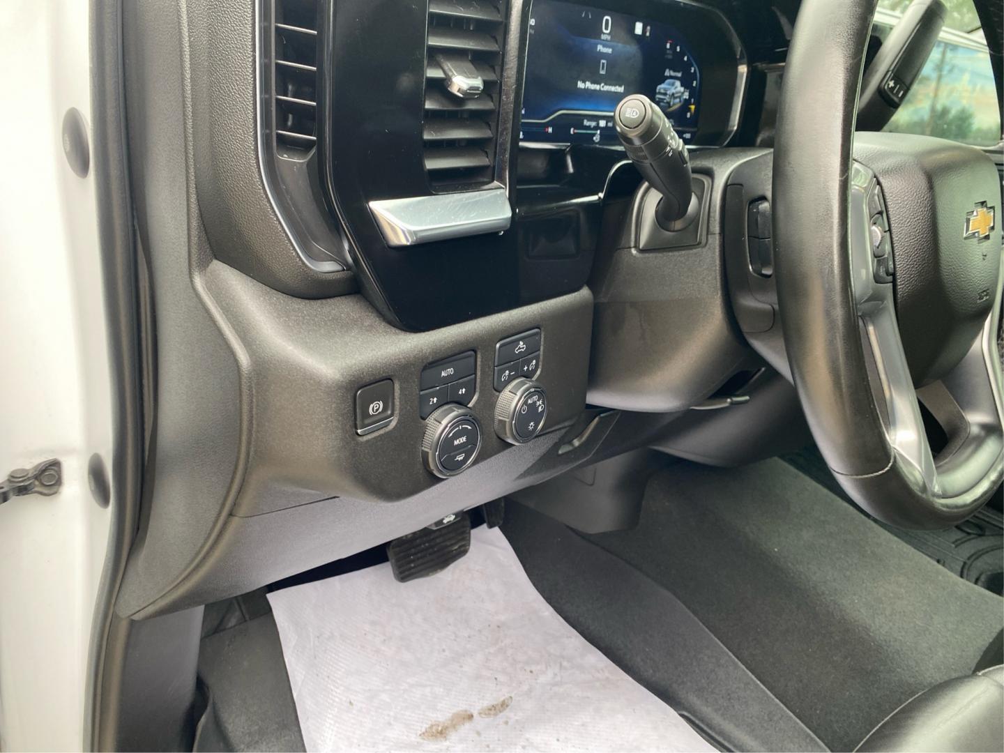 2023 WHITE CHEVROLET SILVERADO 1500 LT (1GCPDDEK7PZ) with an 2.7L engine, Automatic transmission, located at 908 SE 14th Street, Des Moines, IA, 50317, (515) 281-0330, 41.580303, -93.597046- Photo#16