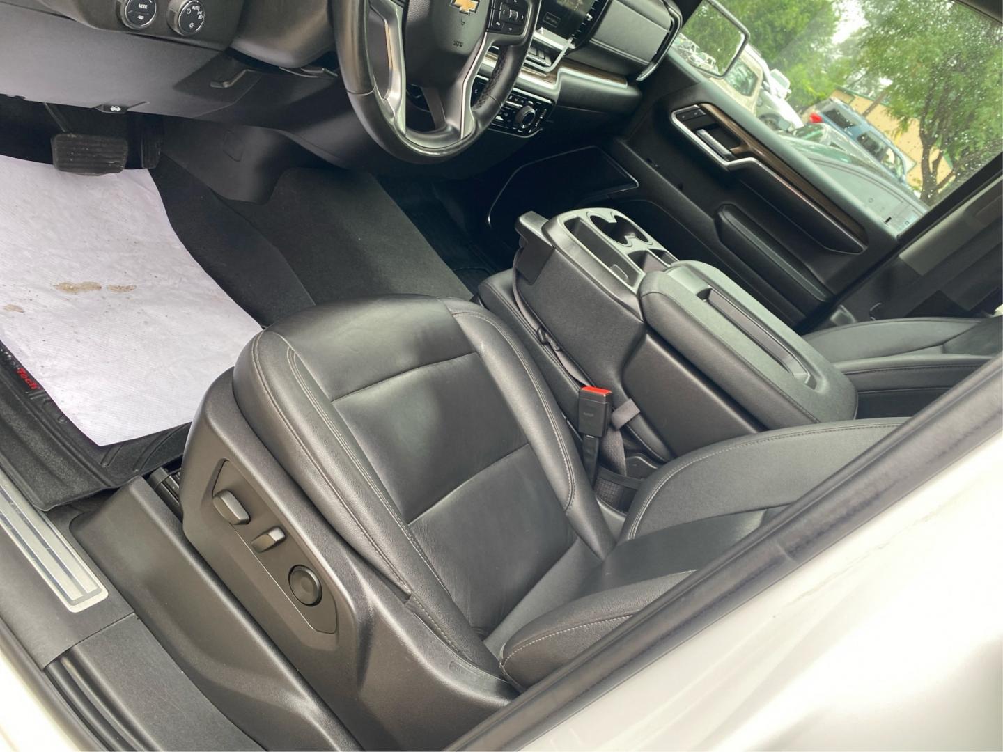 2023 WHITE CHEVROLET SILVERADO 1500 LT (1GCPDDEK7PZ) with an 2.7L engine, Automatic transmission, located at 908 SE 14th Street, Des Moines, IA, 50317, (515) 281-0330, 41.580303, -93.597046- Photo#17