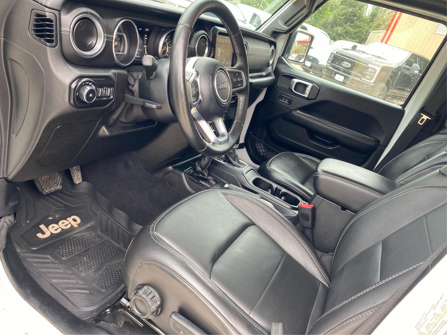 2020 WHITE JEEP WRANGLER UNLIMI SAHARA (1C4HJXEG0LW) with an 3.6L engine, Automatic transmission, located at 908 SE 14th Street, Des Moines, IA, 50317, (515) 281-0330, 41.580303, -93.597046- Photo#8