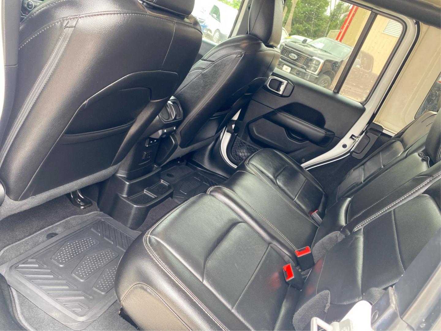 2020 WHITE JEEP WRANGLER UNLIMI SAHARA (1C4HJXEG0LW) with an 3.6L engine, Automatic transmission, located at 908 SE 14th Street, Des Moines, IA, 50317, (515) 281-0330, 41.580303, -93.597046- Photo#9