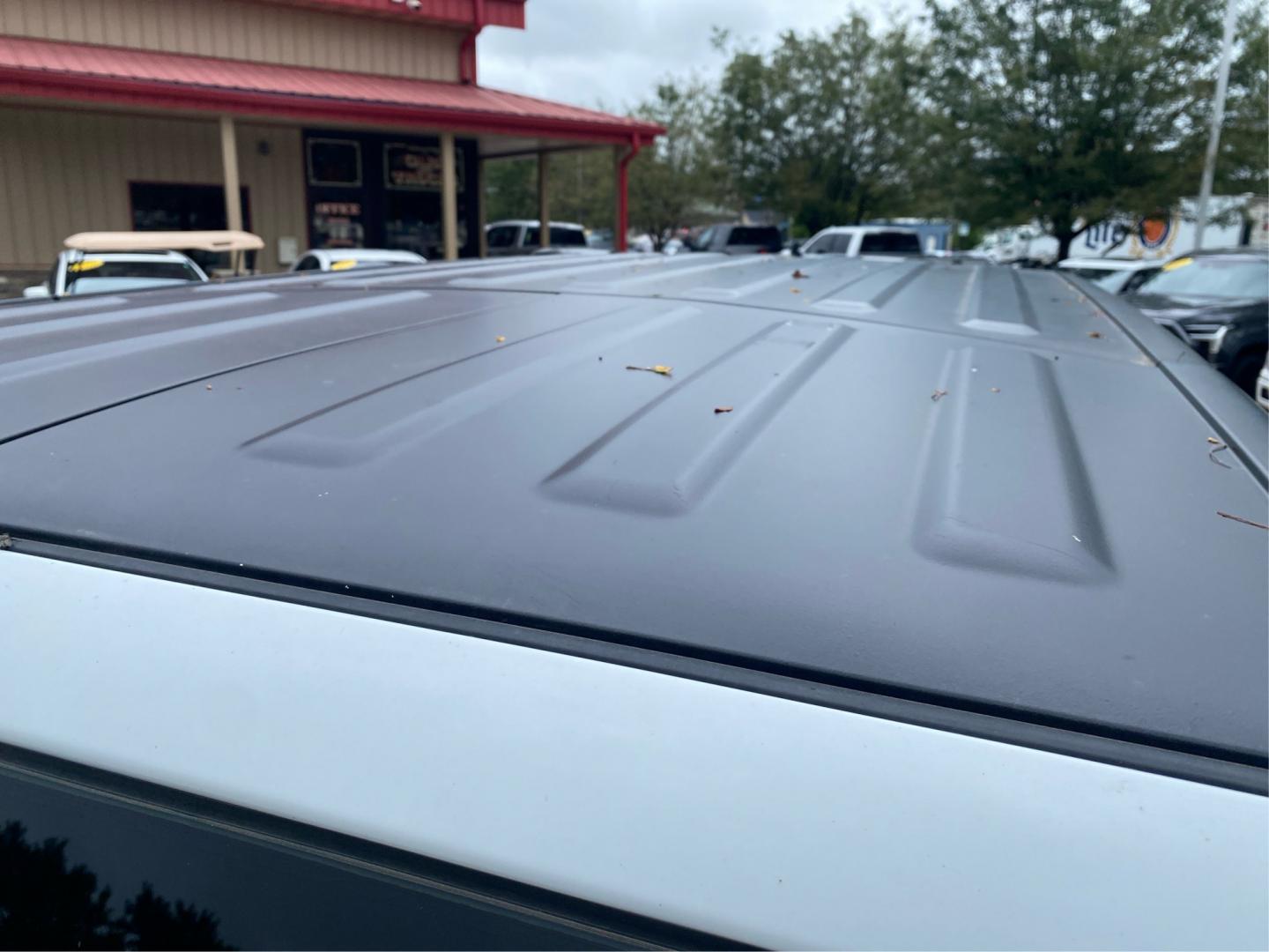2020 WHITE JEEP WRANGLER UNLIMI SAHARA (1C4HJXEG0LW) with an 3.6L engine, Automatic transmission, located at 908 SE 14th Street, Des Moines, IA, 50317, (515) 281-0330, 41.580303, -93.597046- Photo#11