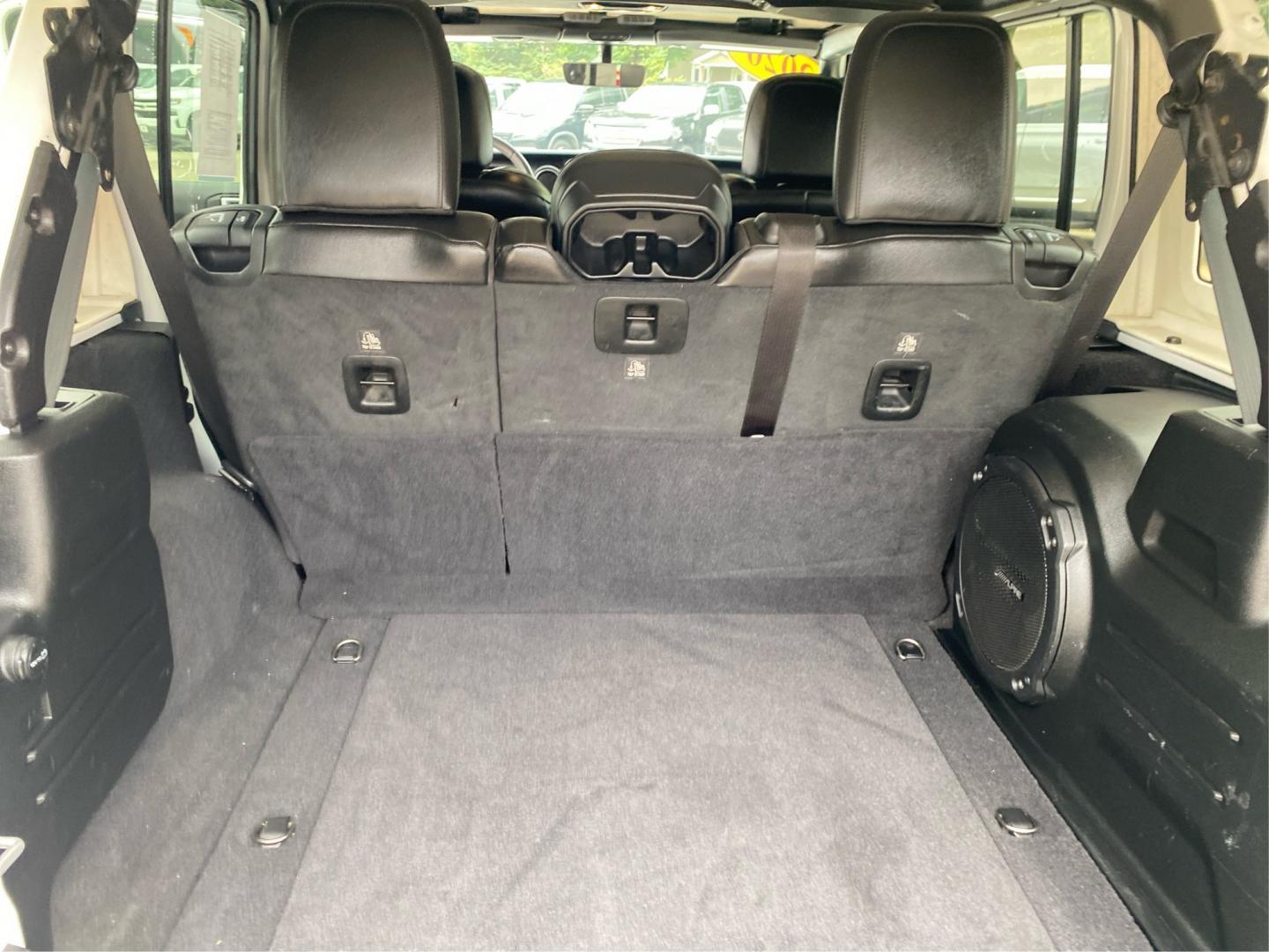 2020 WHITE JEEP WRANGLER UNLIMI SAHARA (1C4HJXEG0LW) with an 3.6L engine, Automatic transmission, located at 908 SE 14th Street, Des Moines, IA, 50317, (515) 281-0330, 41.580303, -93.597046- Photo#12