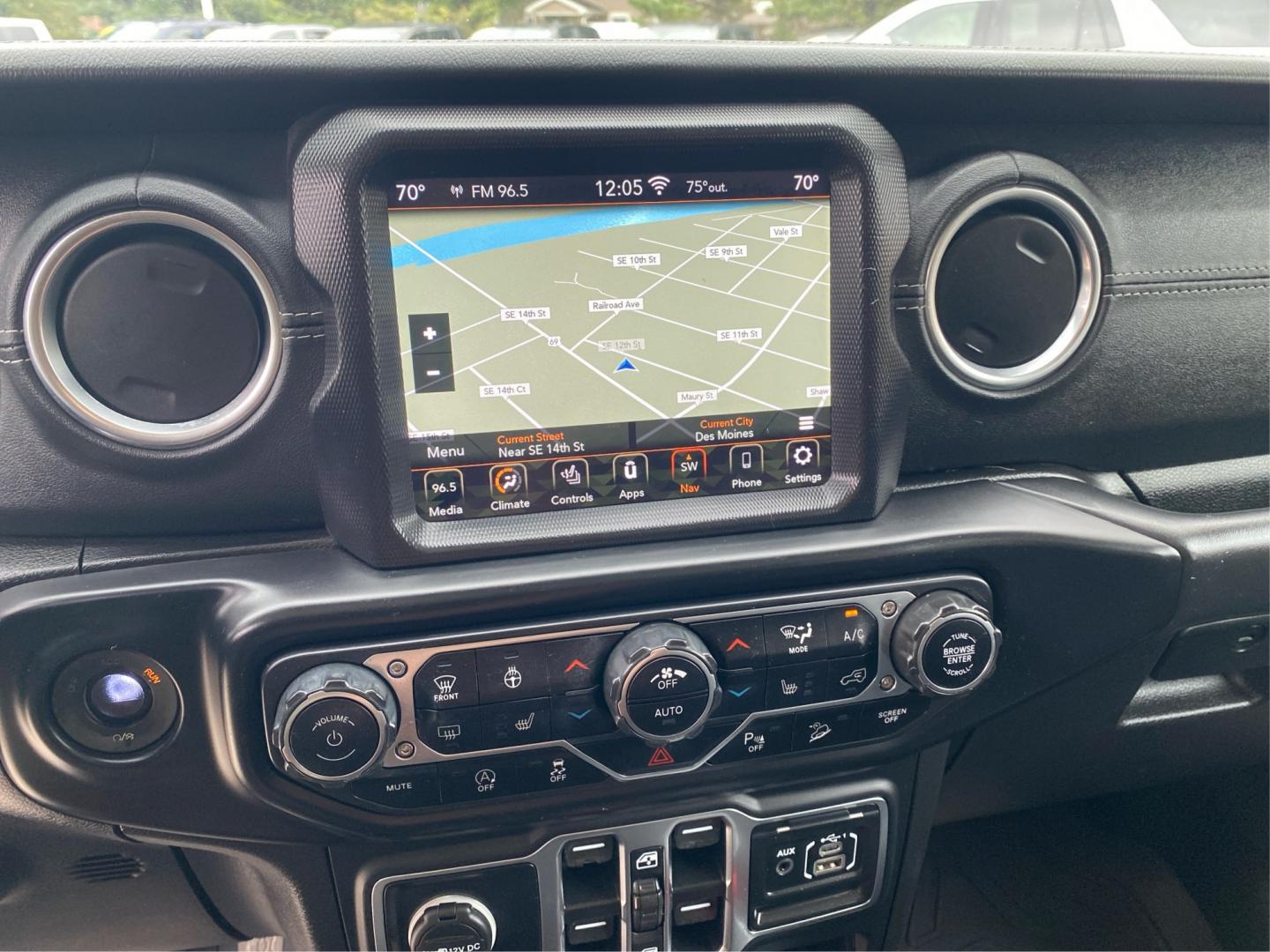 2020 WHITE JEEP WRANGLER UNLIMI SAHARA (1C4HJXEG0LW) with an 3.6L engine, Automatic transmission, located at 908 SE 14th Street, Des Moines, IA, 50317, (515) 281-0330, 41.580303, -93.597046- Photo#13