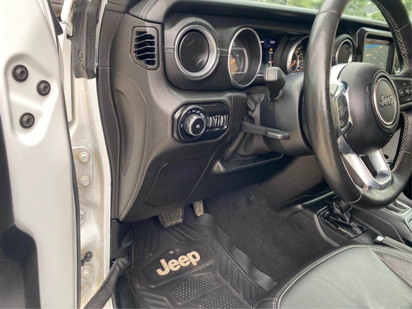 2020 WHITE JEEP WRANGLER UNLIMI SAHARA (1C4HJXEG0LW) with an 3.6L engine, Automatic transmission, located at 908 SE 14th Street, Des Moines, IA, 50317, (515) 281-0330, 41.580303, -93.597046- Photo#17