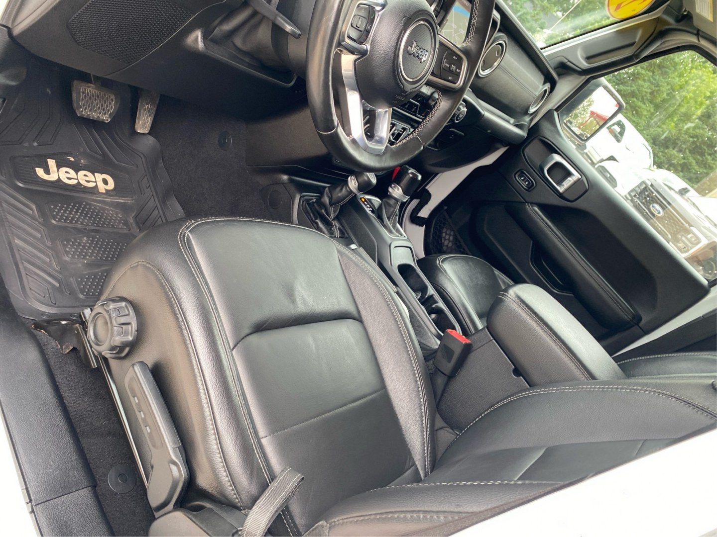 2020 WHITE JEEP WRANGLER UNLIMI SAHARA (1C4HJXEG0LW) with an 3.6L engine, Automatic transmission, located at 908 SE 14th Street, Des Moines, IA, 50317, (515) 281-0330, 41.580303, -93.597046- Photo#18