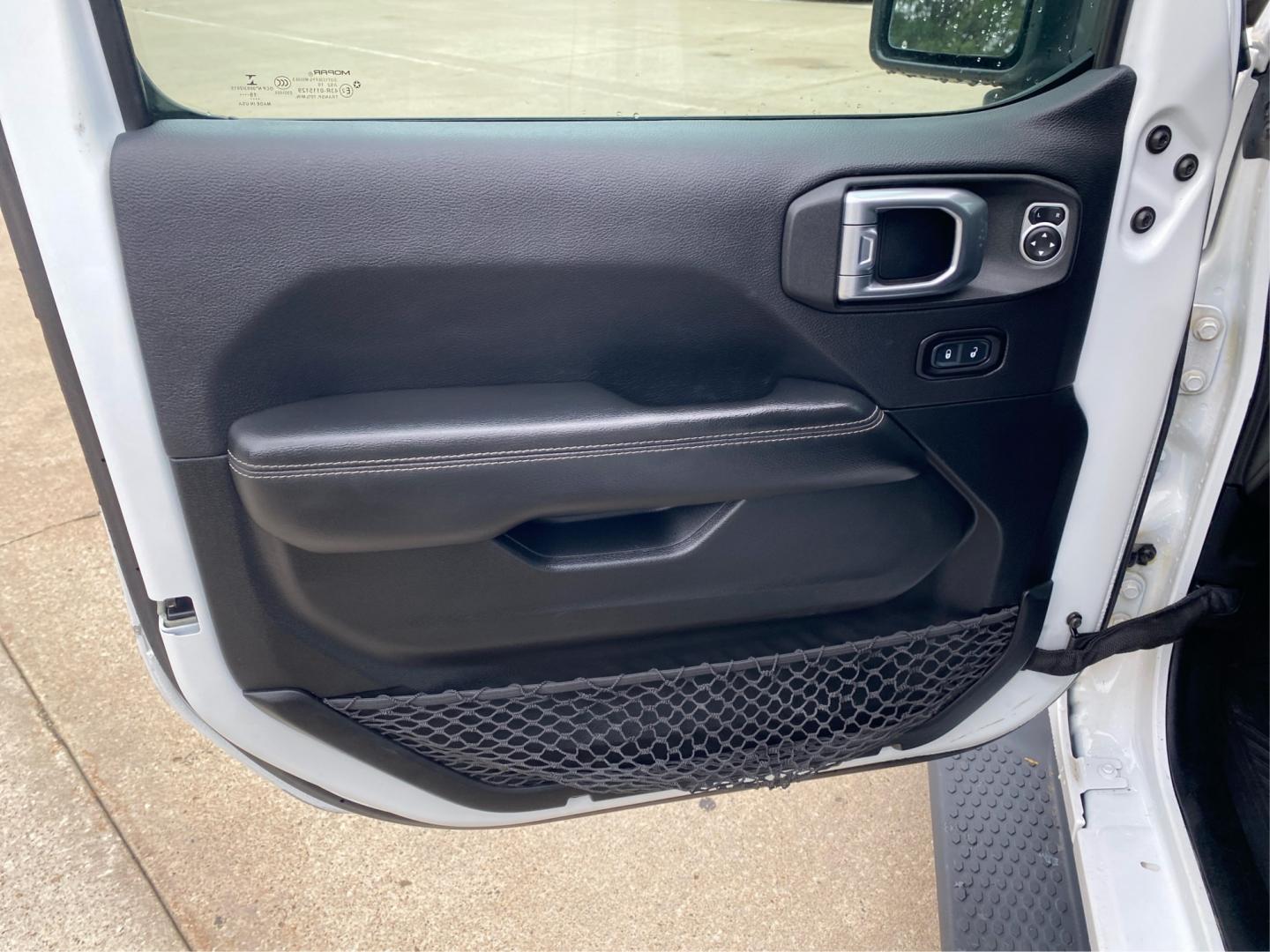 2020 WHITE JEEP WRANGLER UNLIMI SAHARA (1C4HJXEG0LW) with an 3.6L engine, Automatic transmission, located at 908 SE 14th Street, Des Moines, IA, 50317, (515) 281-0330, 41.580303, -93.597046- Photo#19