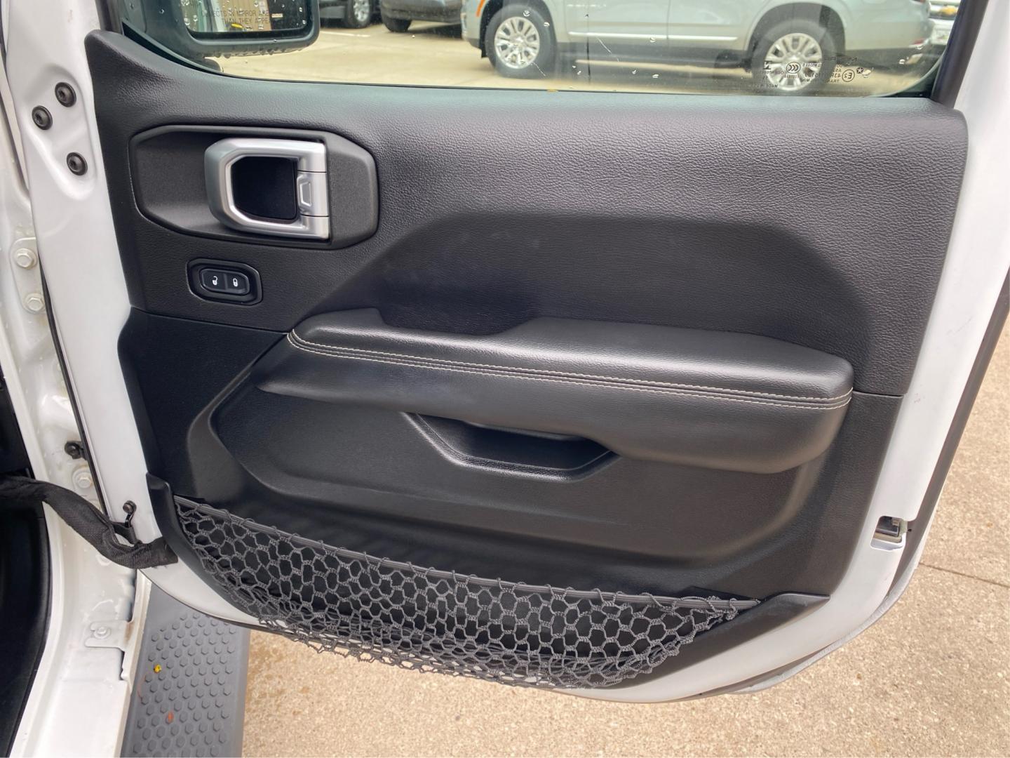 2020 WHITE JEEP WRANGLER UNLIMI SAHARA (1C4HJXEG0LW) with an 3.6L engine, Automatic transmission, located at 908 SE 14th Street, Des Moines, IA, 50317, (515) 281-0330, 41.580303, -93.597046- Photo#20