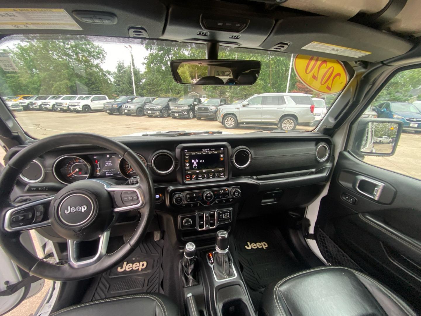 2020 WHITE JEEP WRANGLER UNLIMI SAHARA (1C4HJXEG0LW) with an 3.6L engine, Automatic transmission, located at 908 SE 14th Street, Des Moines, IA, 50317, (515) 281-0330, 41.580303, -93.597046- Photo#21