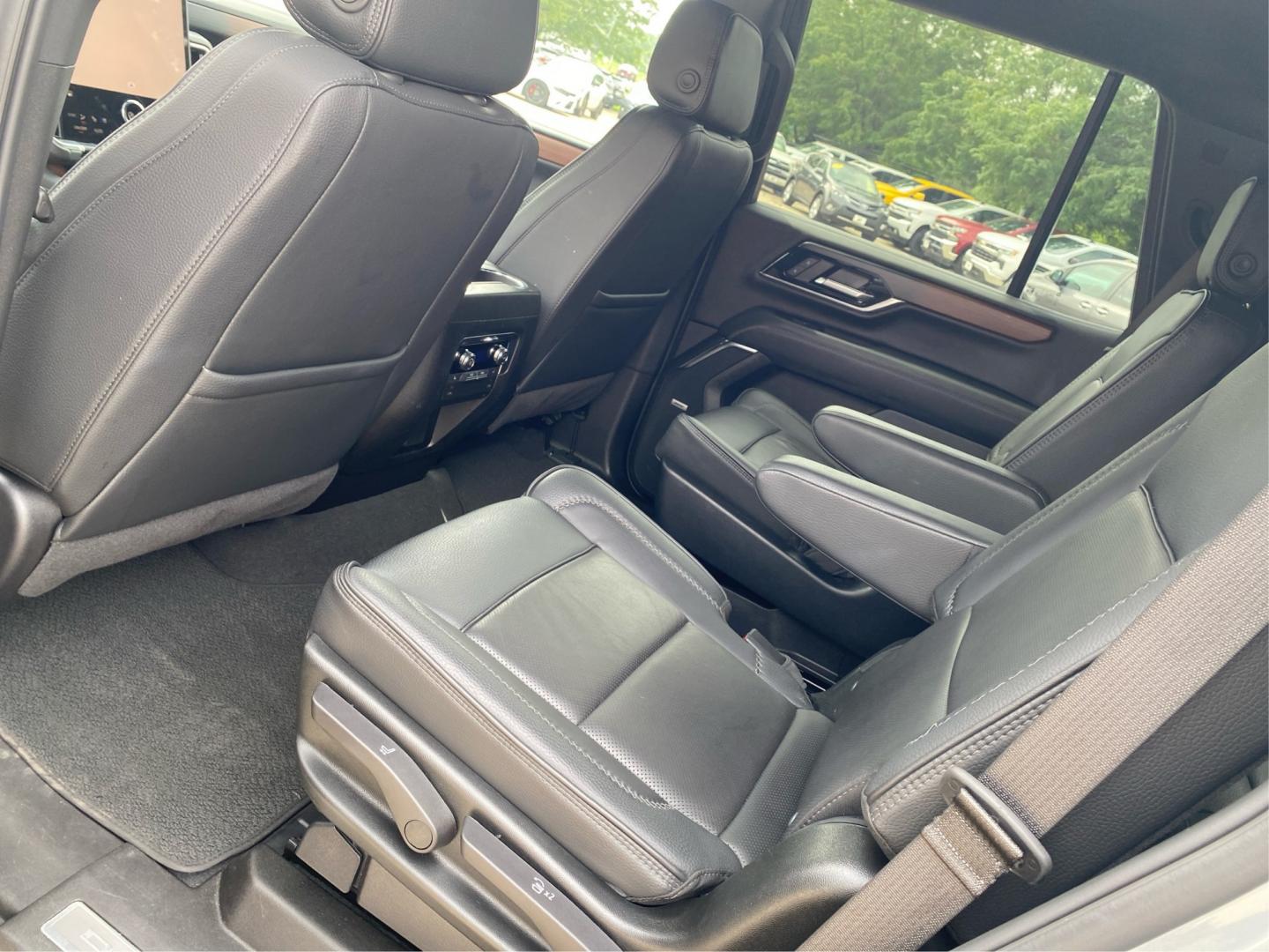 2025 GRAY GMC YUKON DENALI (1GKS2DRL9SR) with an 6.2L engine, Automatic transmission, located at 908 SE 14th Street, Des Moines, IA, 50317, (515) 281-0330, 41.580303, -93.597046- Photo#9