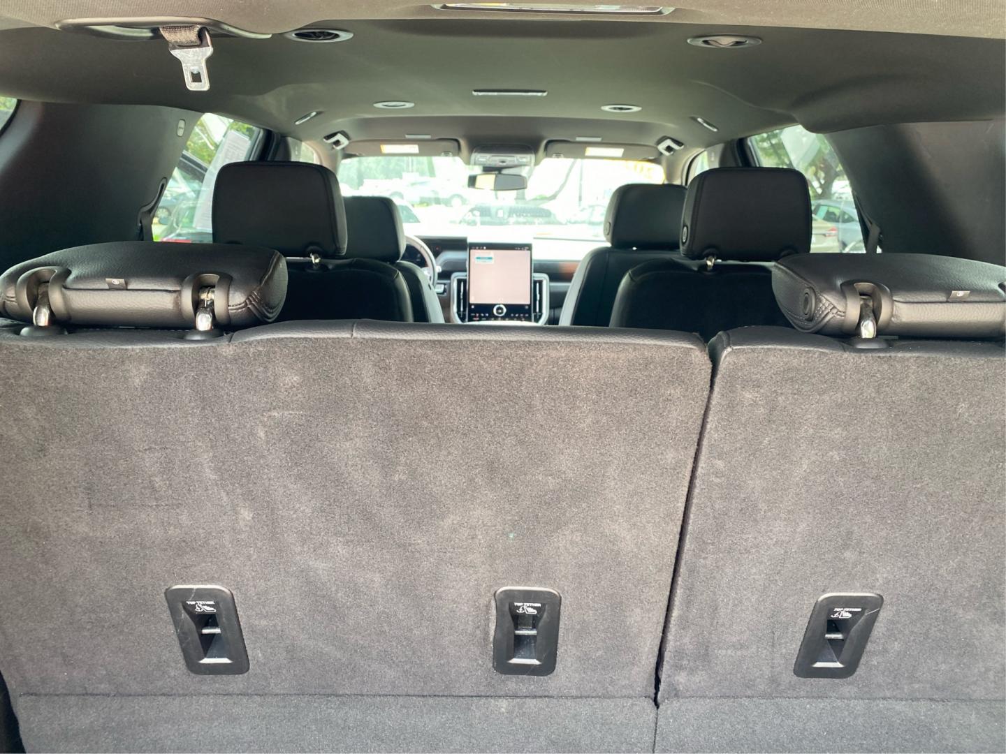 2025 GRAY GMC YUKON DENALI (1GKS2DRL9SR) with an 6.2L engine, Automatic transmission, located at 908 SE 14th Street, Des Moines, IA, 50317, (515) 281-0330, 41.580303, -93.597046- Photo#12