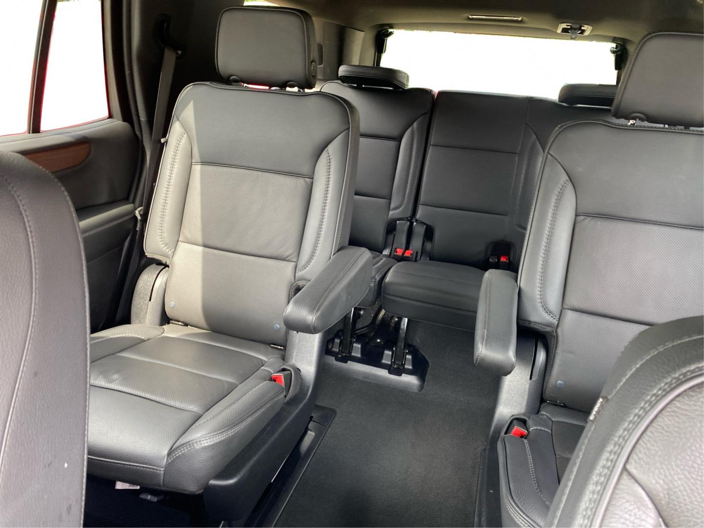 2025 GRAY GMC YUKON DENALI (1GKS2DRL9SR) with an 6.2L engine, Automatic transmission, located at 908 SE 14th Street, Des Moines, IA, 50317, (515) 281-0330, 41.580303, -93.597046- Photo#14