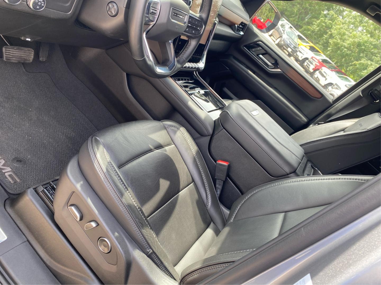 2025 GRAY GMC YUKON DENALI (1GKS2DRL9SR) with an 6.2L engine, Automatic transmission, located at 908 SE 14th Street, Des Moines, IA, 50317, (515) 281-0330, 41.580303, -93.597046- Photo#18